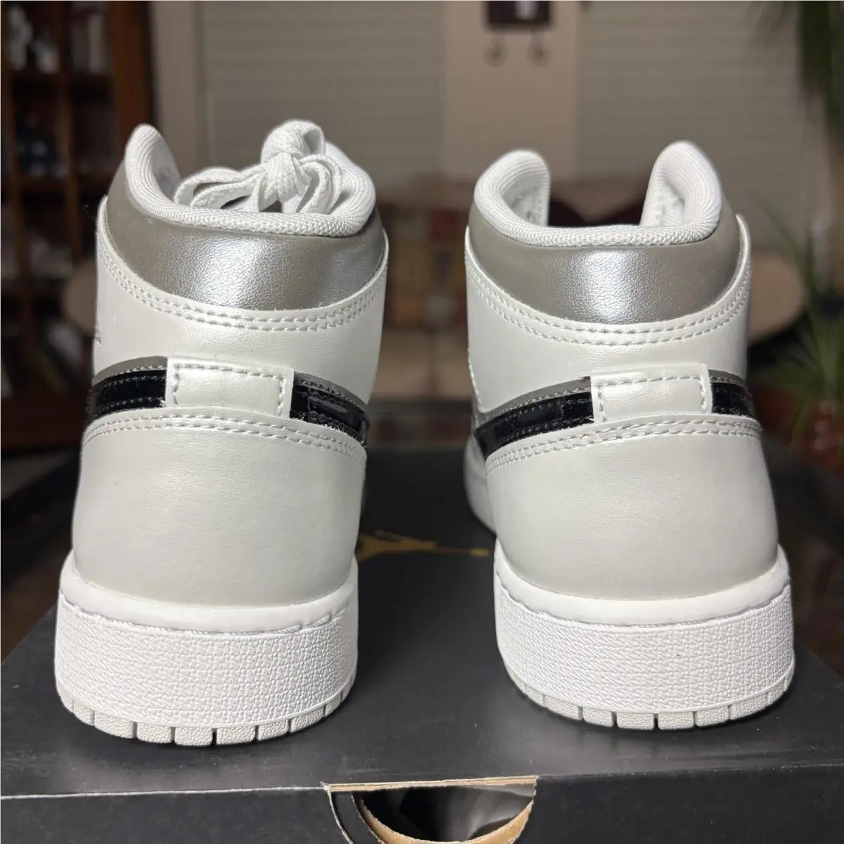 Nike shoes - Nike Air Jordan 1 Mid SE - HV4400-014 - Silver 4