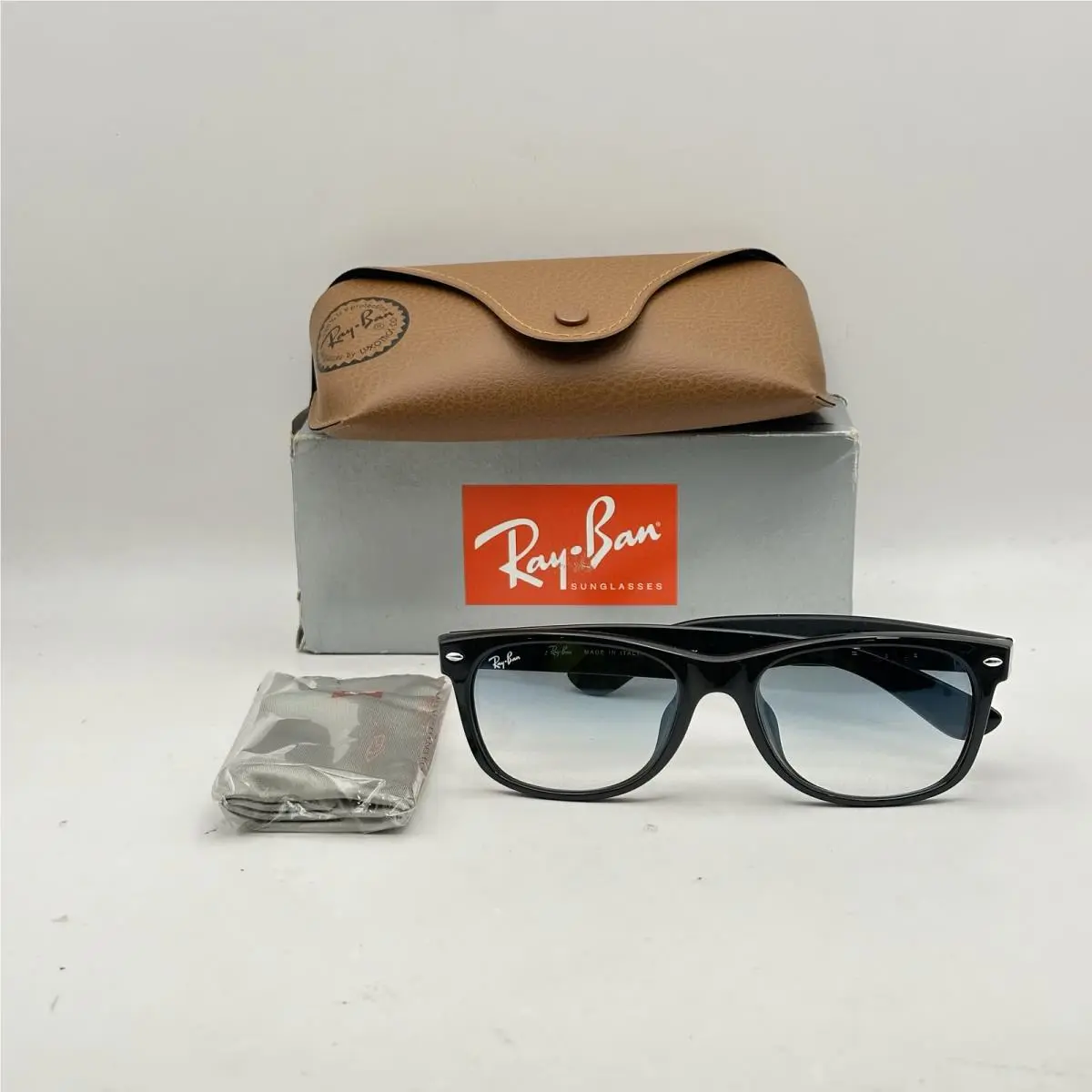 Ray Ban Unisex Wayfarer Square Gradient Sunglasses RB2132F Black/blue
