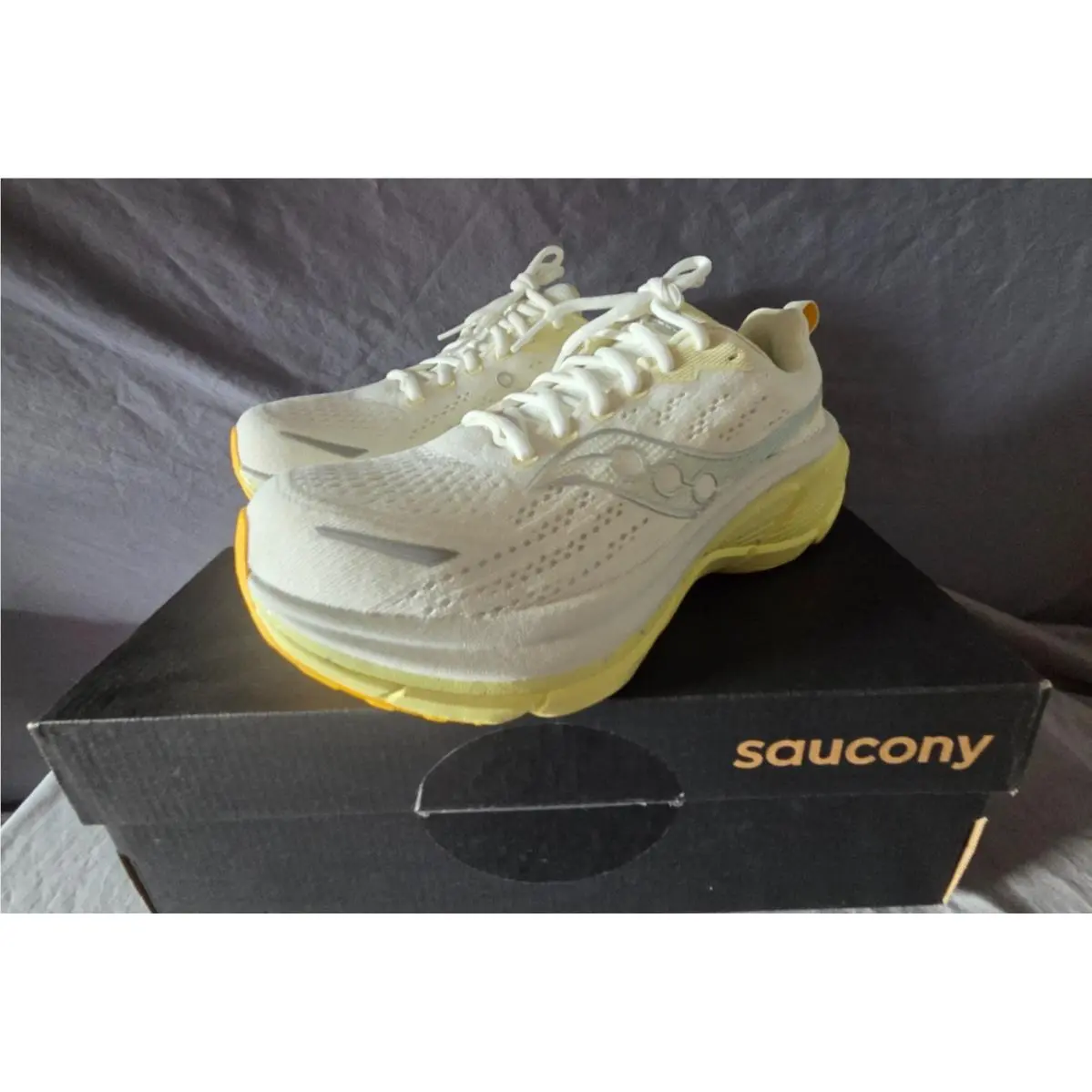 Saucony Hurricane 25 Women`s Running Shoes Ivory Tender Yellow Green Size 8