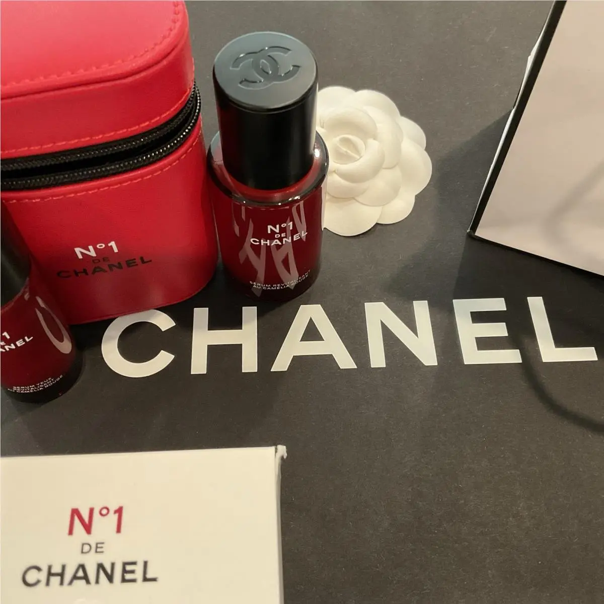N°1 DE  Expert Revitalizing Serum Duo by Chanel