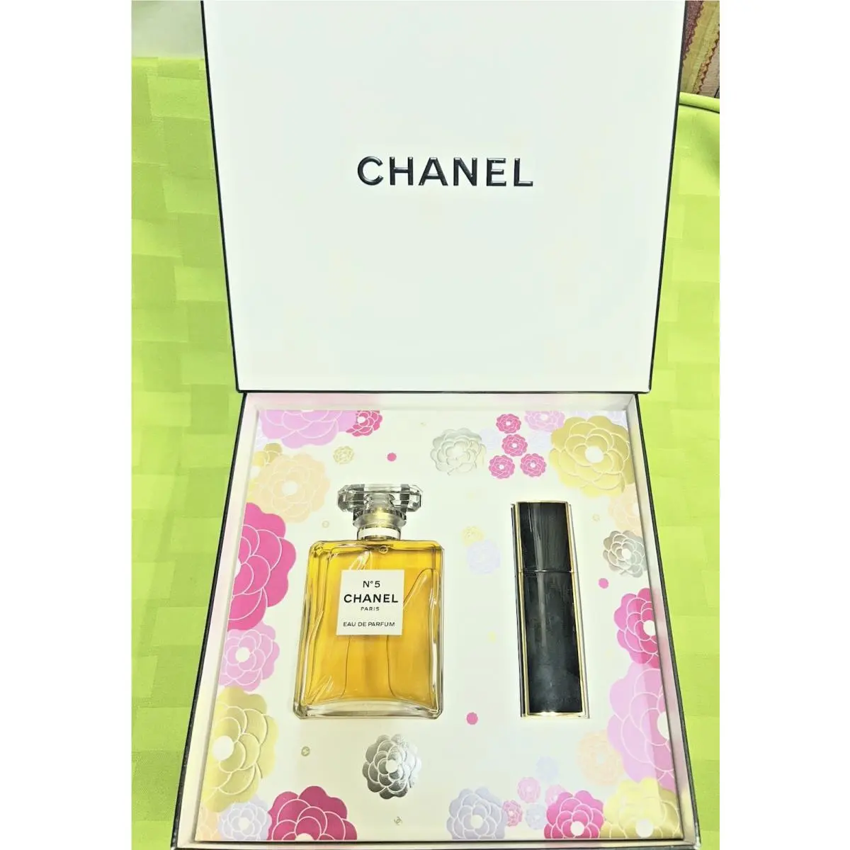 Chanel No 5 Signature Box 2-Piece Eau De Parfum Twist and Spray Gift Set