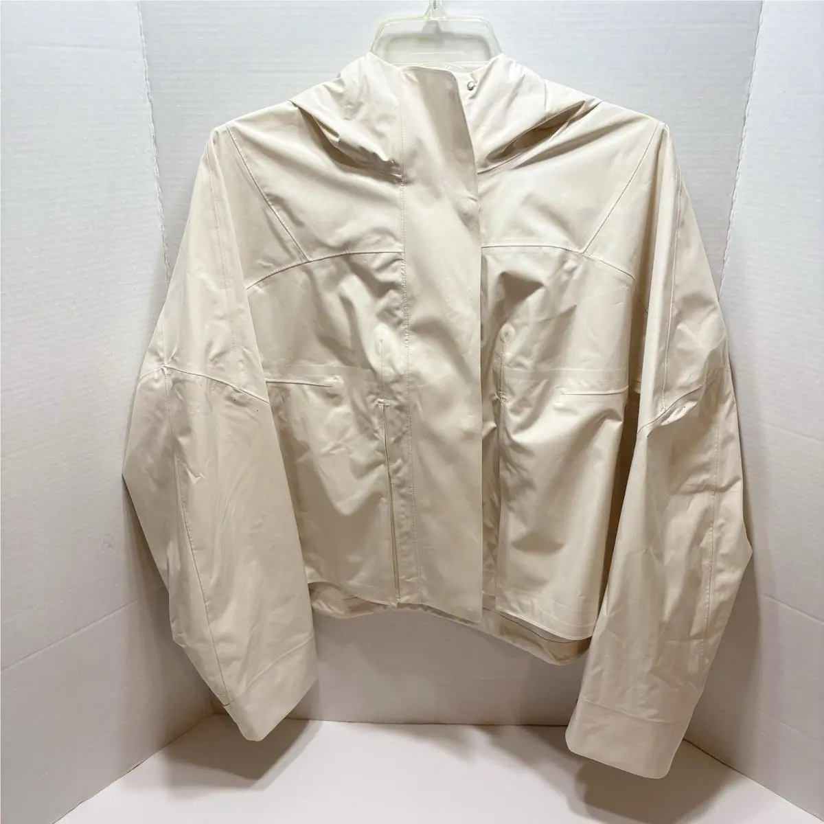 Lululemon Women’s Rain Chaser Jacket Cropped Size 10 Cream Waterproof Athletic