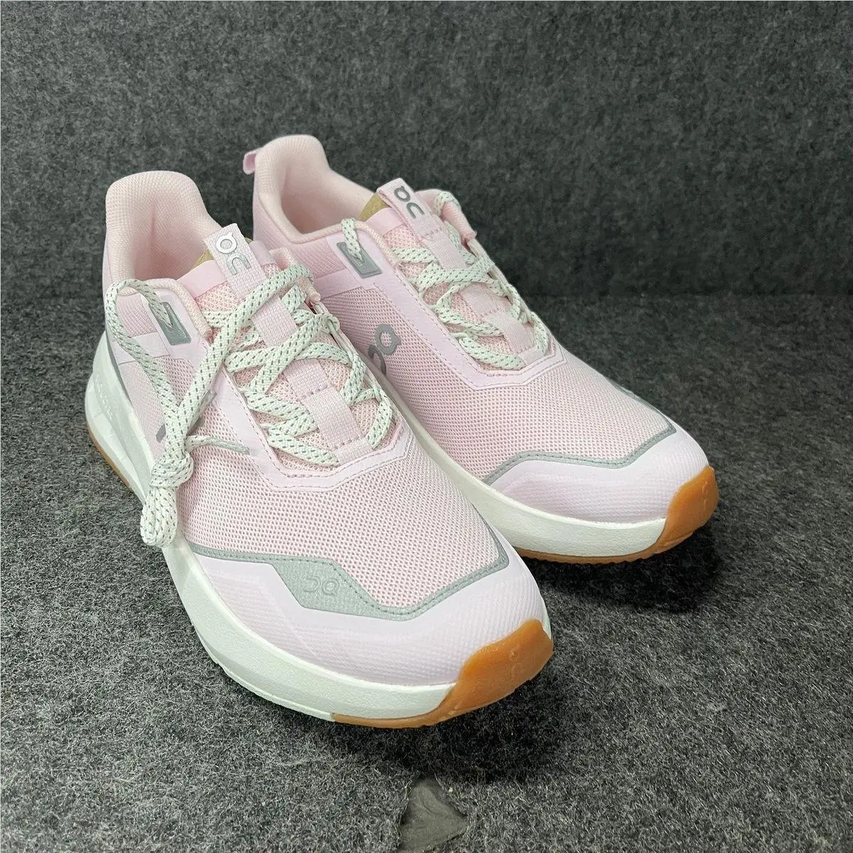 ON Running Cloudnova Youth Sneaker Kids Size US 6 Peony/iceberg