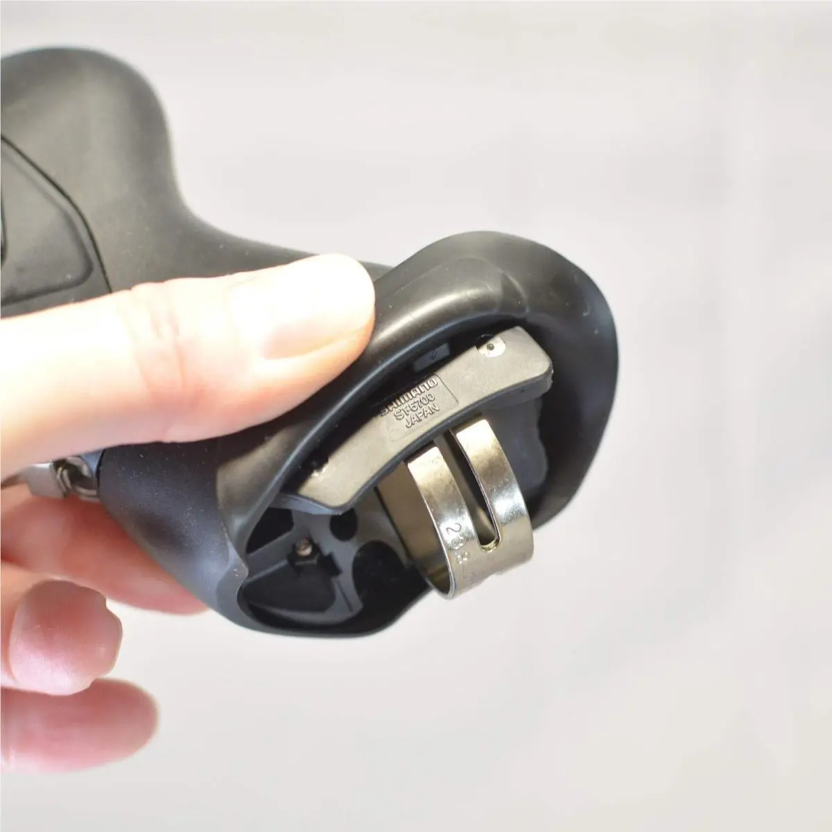 Shimano  - 105 5700 - ST-5700 - Black 3