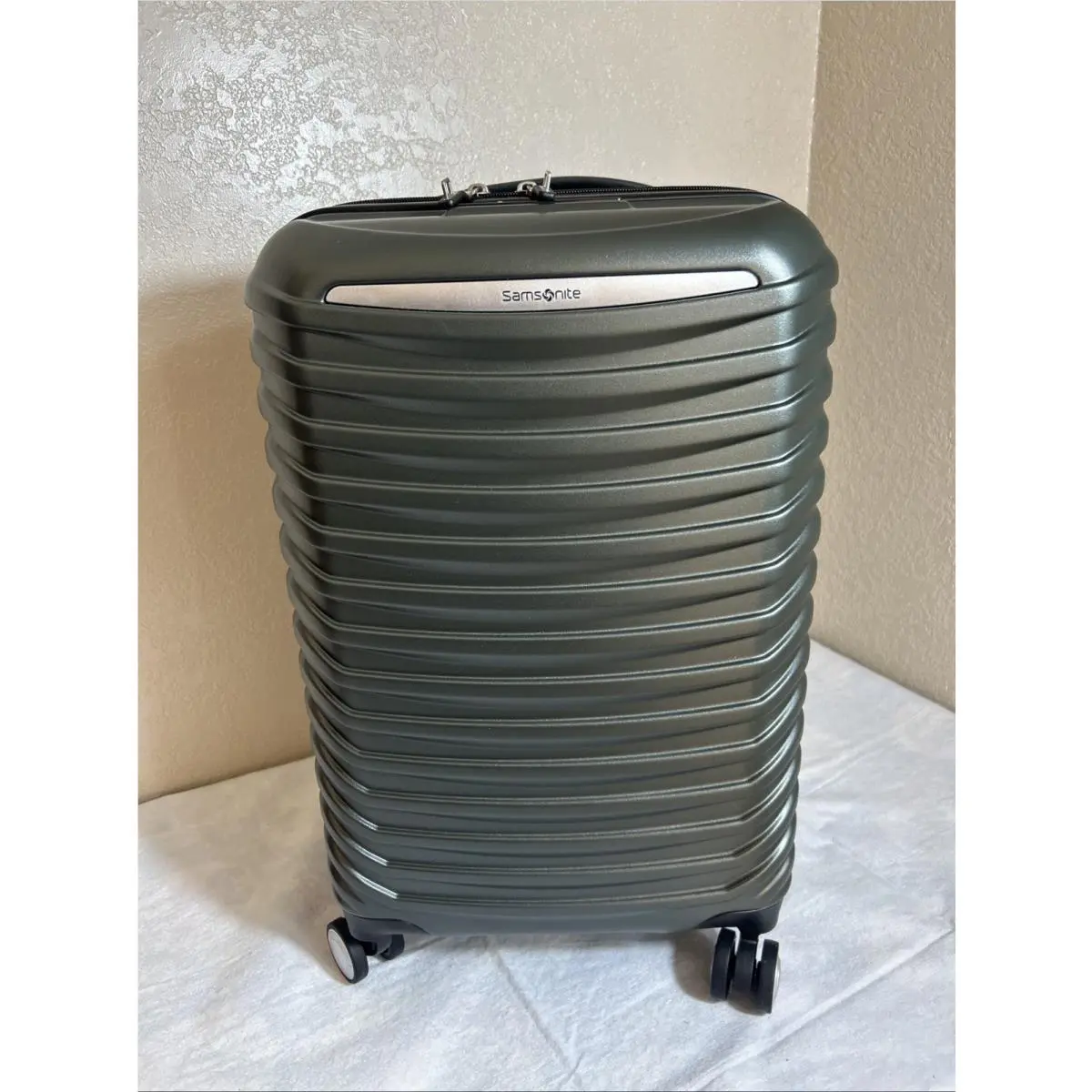 Spin Tech 6 Carry-on Spinner Olive Green by Samsonite