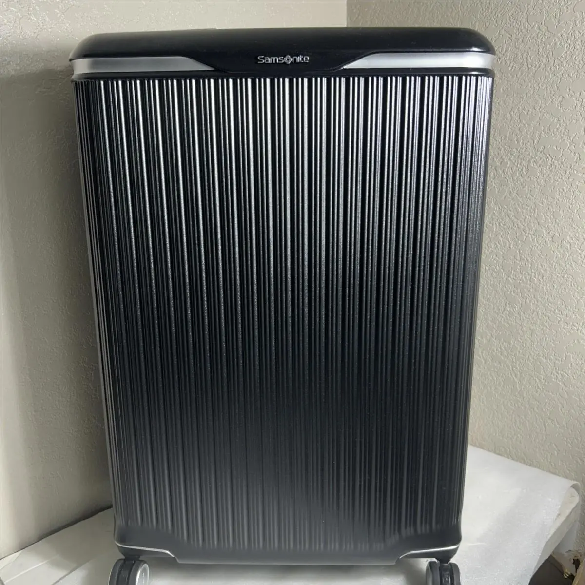 Large Silhouette 18 Black Spinner Luggage by Samsonite