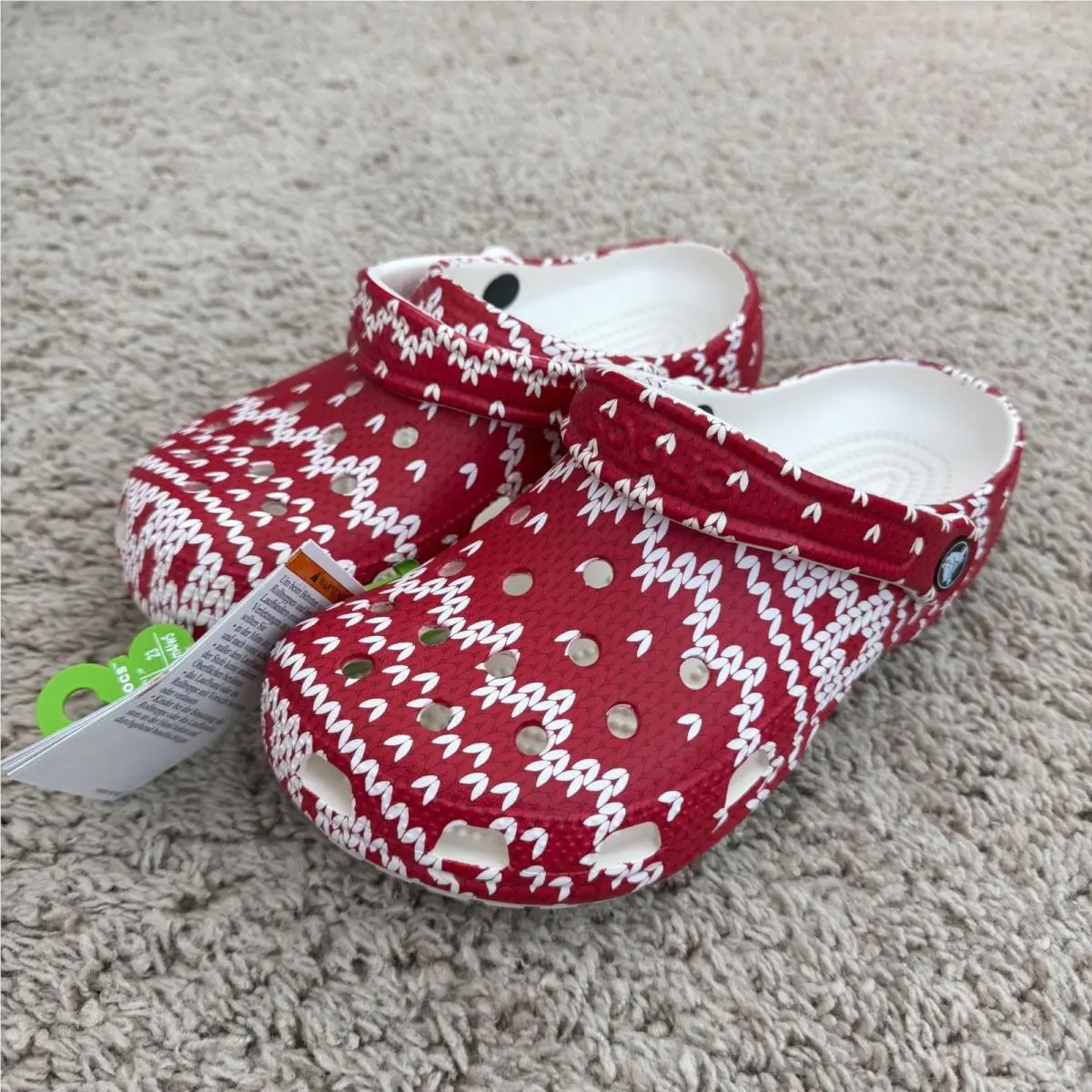 Crocs Classic Holiday Sweater Clogs Men`s 5 Women`s 7 Red White Shoes 209237