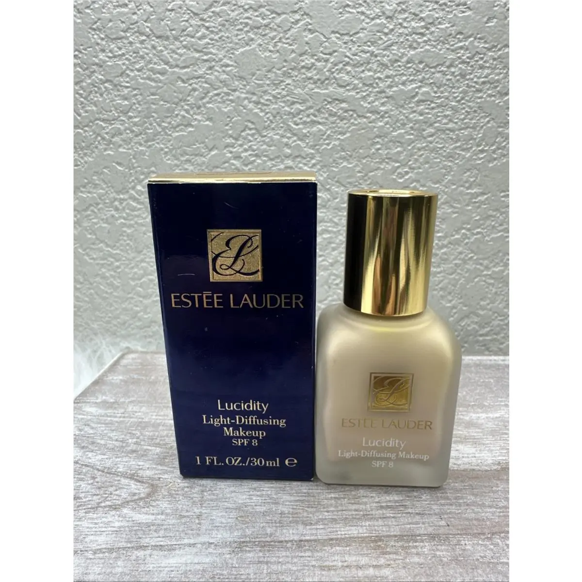 Estee Lauder Lucidity Light Diffusing Makeup 38 Porcelain 1 oz Spf 8 by Estée Lauder