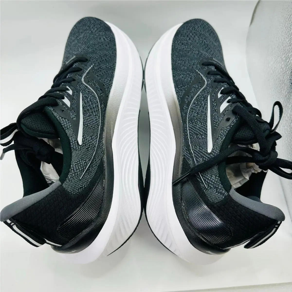 Saucony shoes - Black 4
