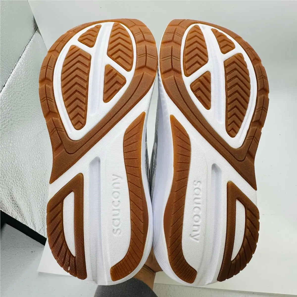 Saucony shoes - White 5
