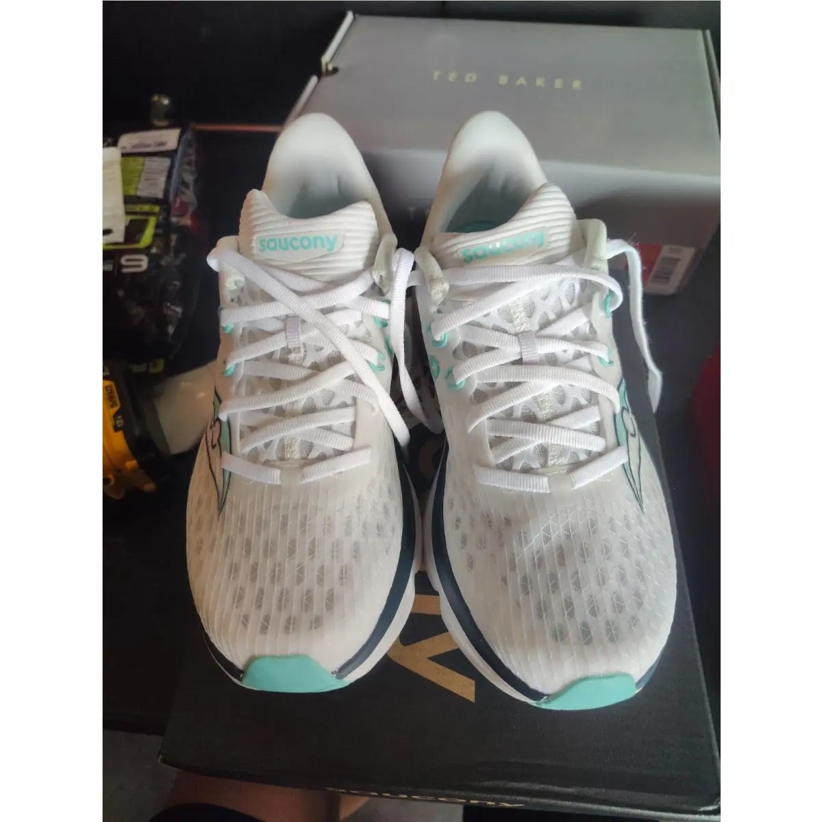 Saucony Sau.cony Women`s Kinvara 16 Running Shoe White Navy Size 6