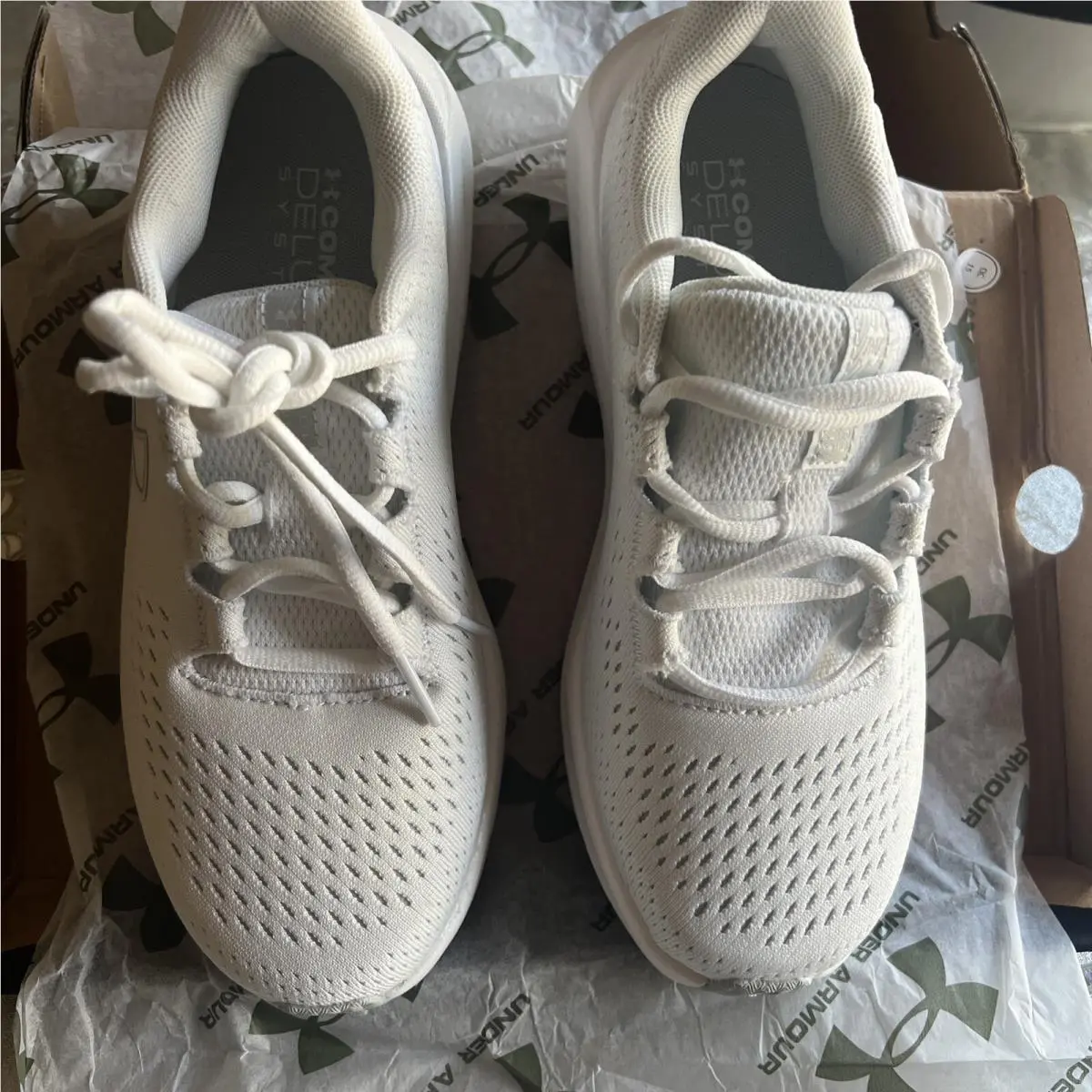 Bnob Under Armour Girls` Ggs Surge 3 Size 6 White 3026523-104