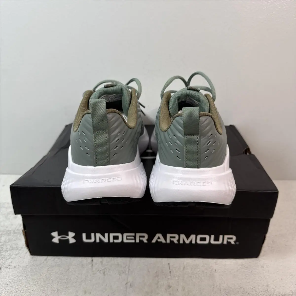 Under Armour shoes - Under Armour Charged Commit 4 - 3026017-349 - Silica Green/Metallic Silver 8