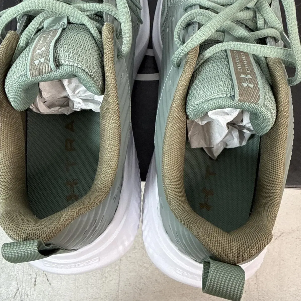 Under Armour shoes - Under Armour Charged Commit 4 - 3026017-349 - Silica Green/Metallic Silver 10