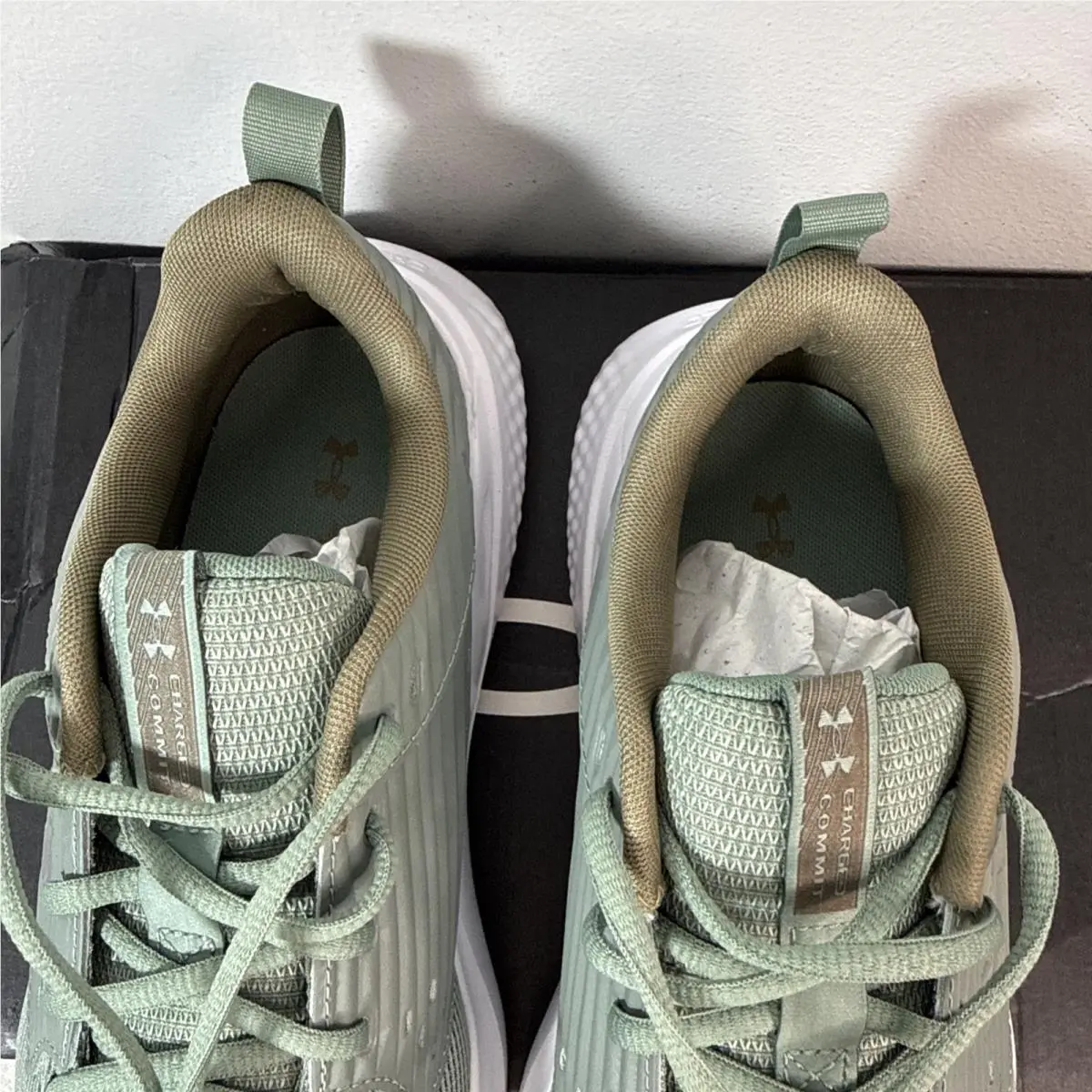 Under Armour shoes - Under Armour Charged Commit 4 - 3026017-349 - Silica Green/Metallic Silver 6