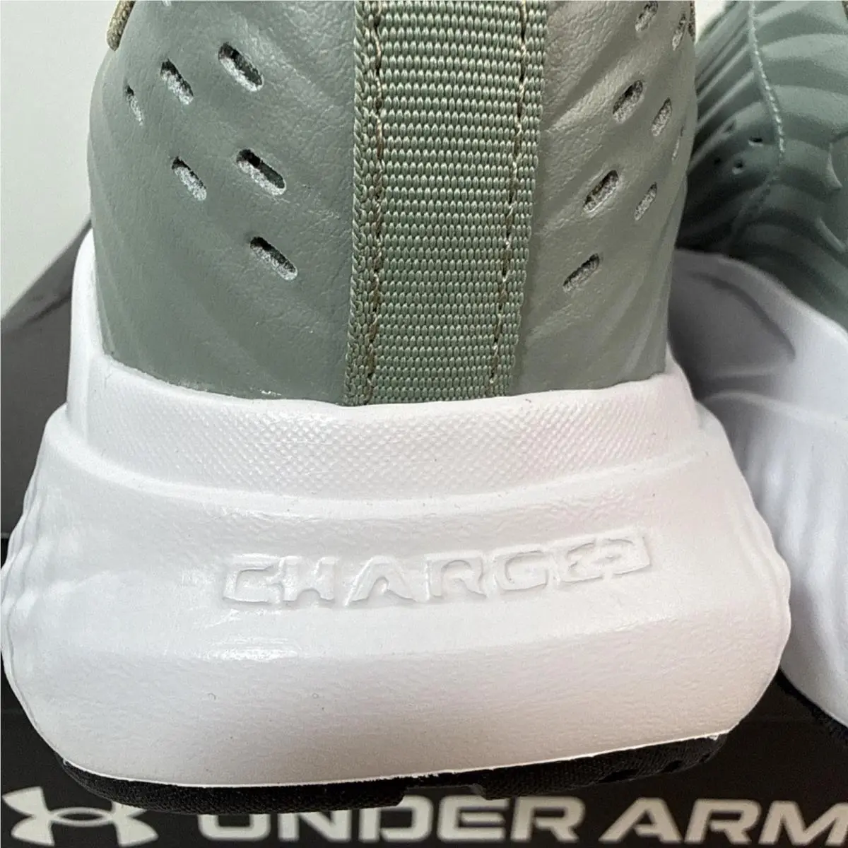 Under Armour shoes - Under Armour Charged Commit 4 - 3026017-349 - Silica Green/Metallic Silver 9