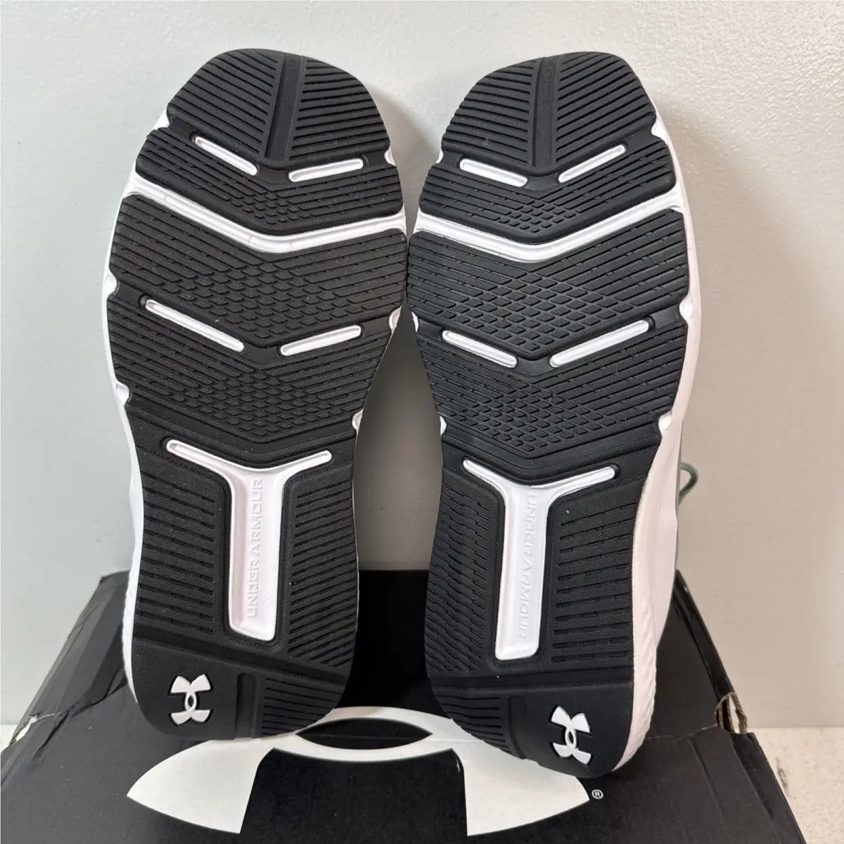 Under Armour shoes - Under Armour Charged Commit 4 - 3026017-349 - Silica Green/Metallic Silver 13