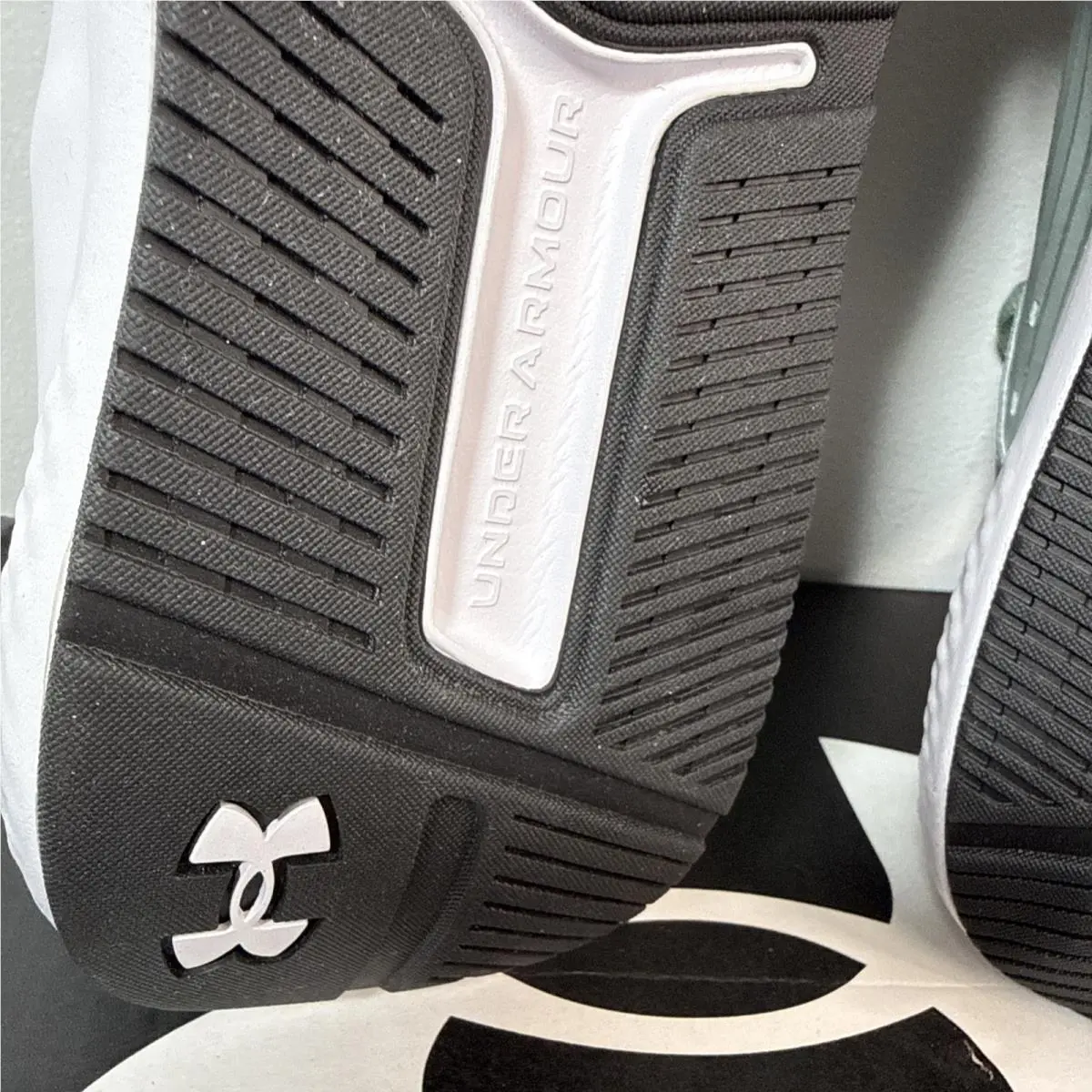 Under Armour shoes - Under Armour Charged Commit 4 - 3026017-349 - Silica Green/Metallic Silver 14