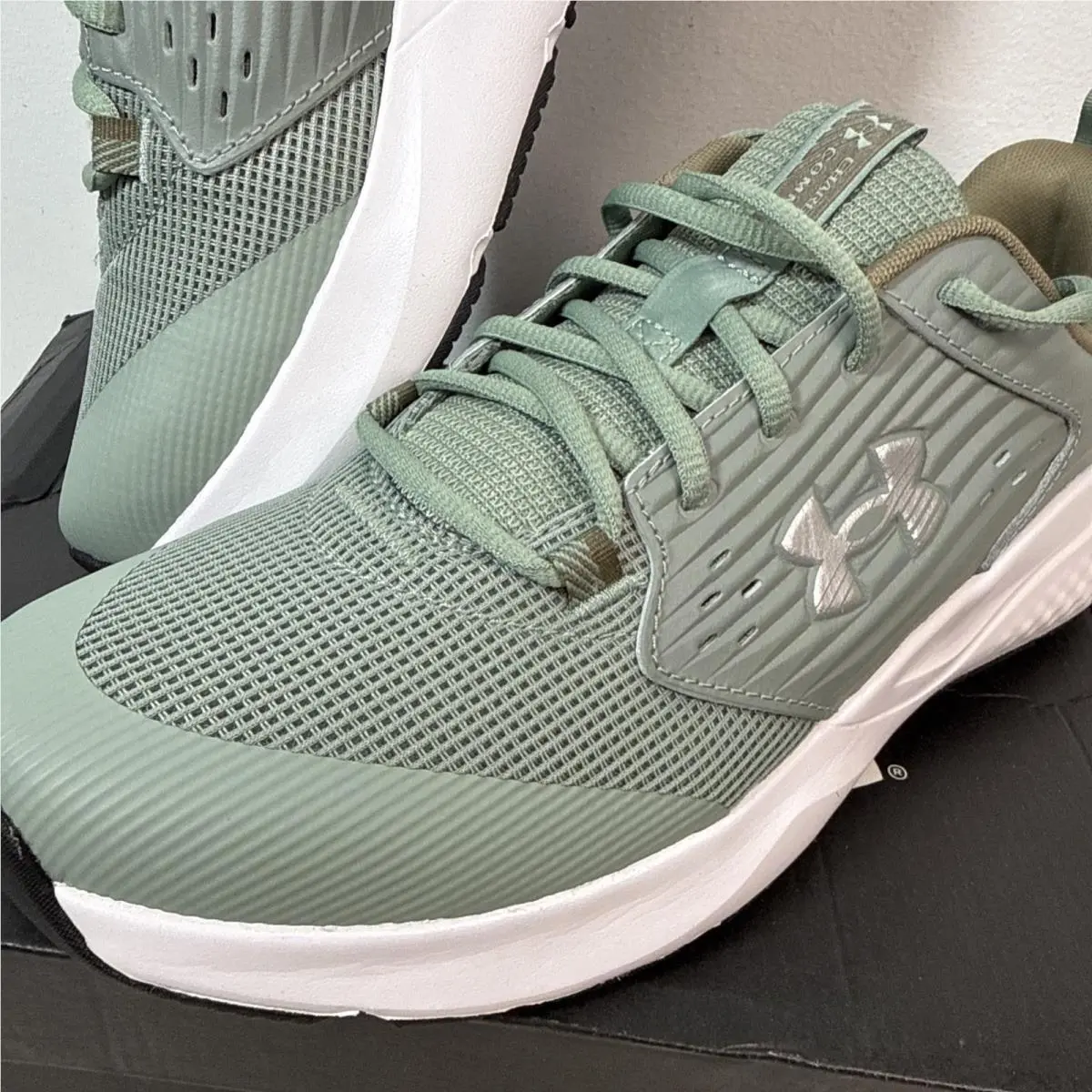 Under Armour shoes - Under Armour Charged Commit 4 - 3026017-349 - Silica Green/Metallic Silver 0