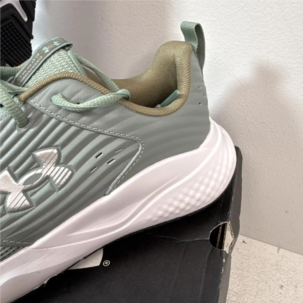 Under Armour shoes - Under Armour Charged Commit 4 - 3026017-349 - Silica Green/Metallic Silver 1