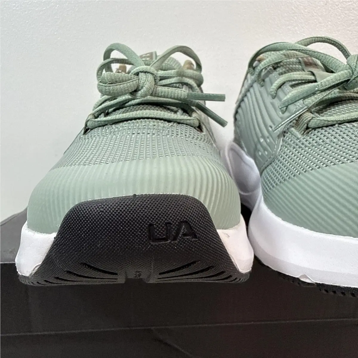 Under Armour shoes - Under Armour Charged Commit 4 - 3026017-349 - Silica Green/Metallic Silver 4
