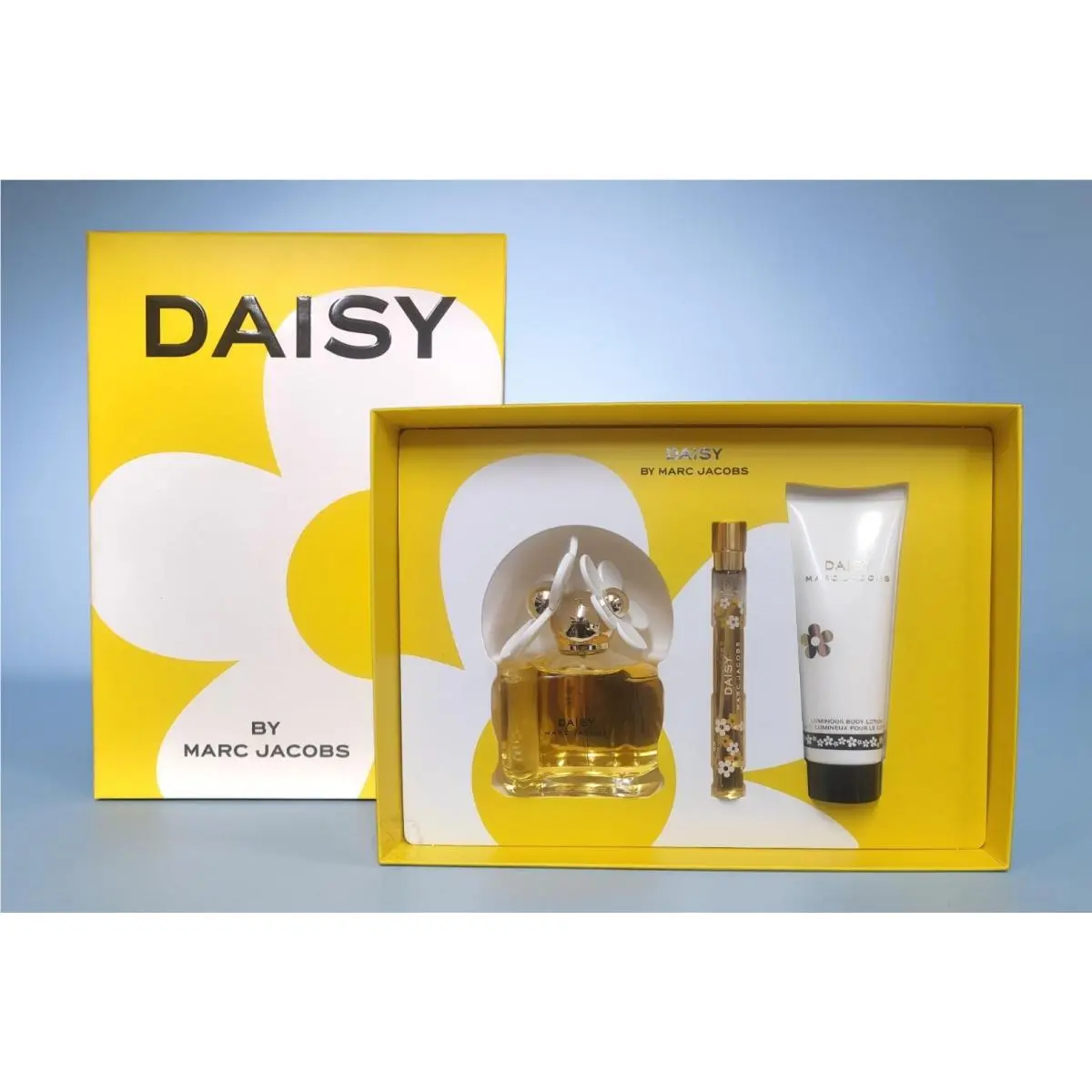 Marc Jacobs Daisy Set 3 Pc`s Eau de Toilette 3.3 0.33oz and Body Lotion 2.5 oz