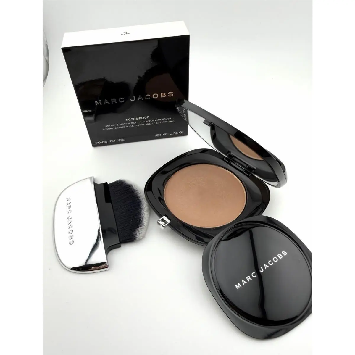 Accomplice Instant Blurring Beauty Powder with Brush Muse Read by Marc Jacobs
