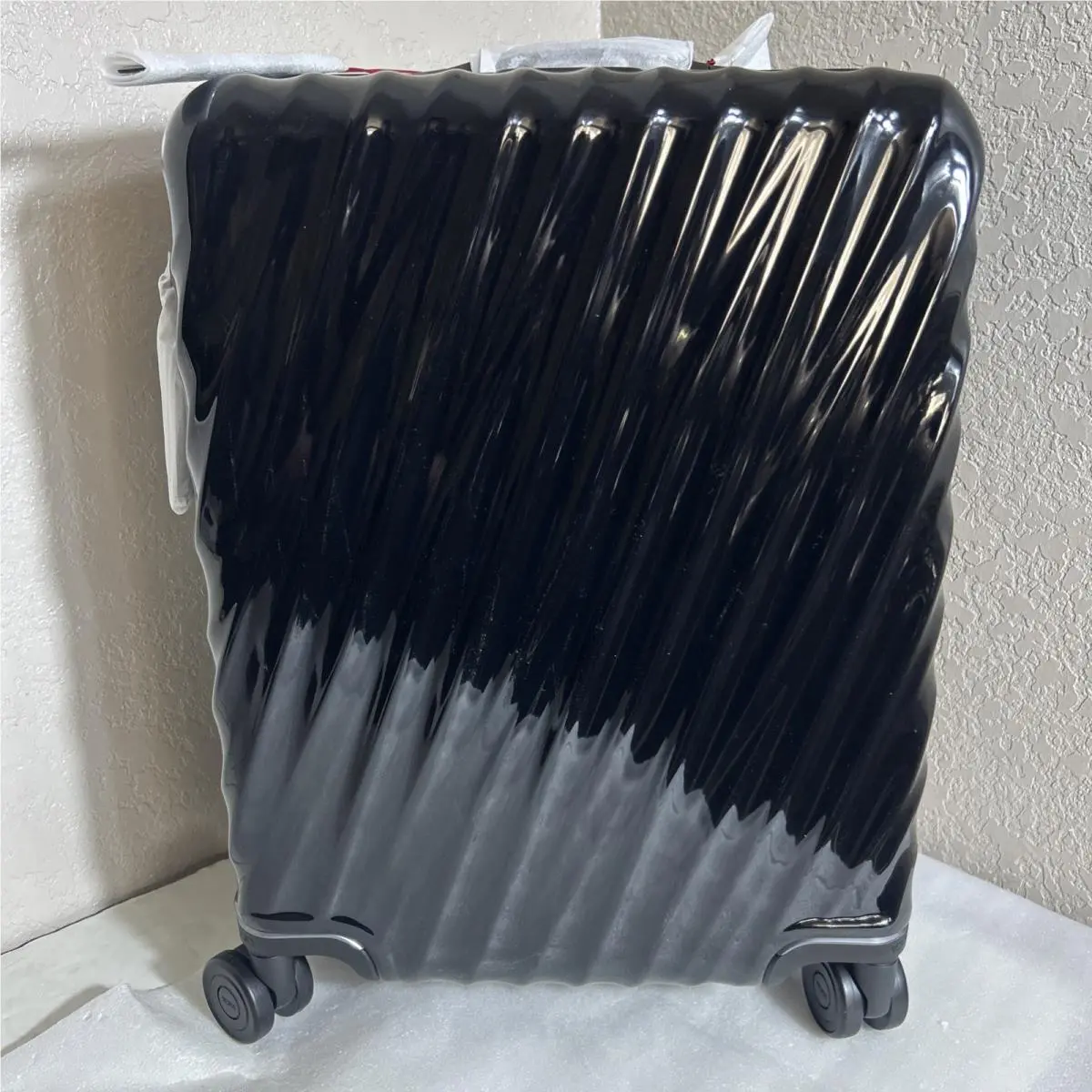 Tumi 19 Degree Continental Expandable 4-Wheel Carry-on Color:matte Black Texture