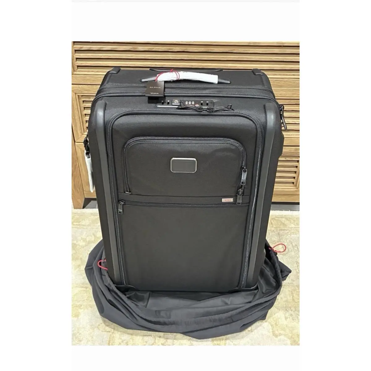 Tumi 26” Short Trip Expandable 4 Wheel Packing Suit Case Black