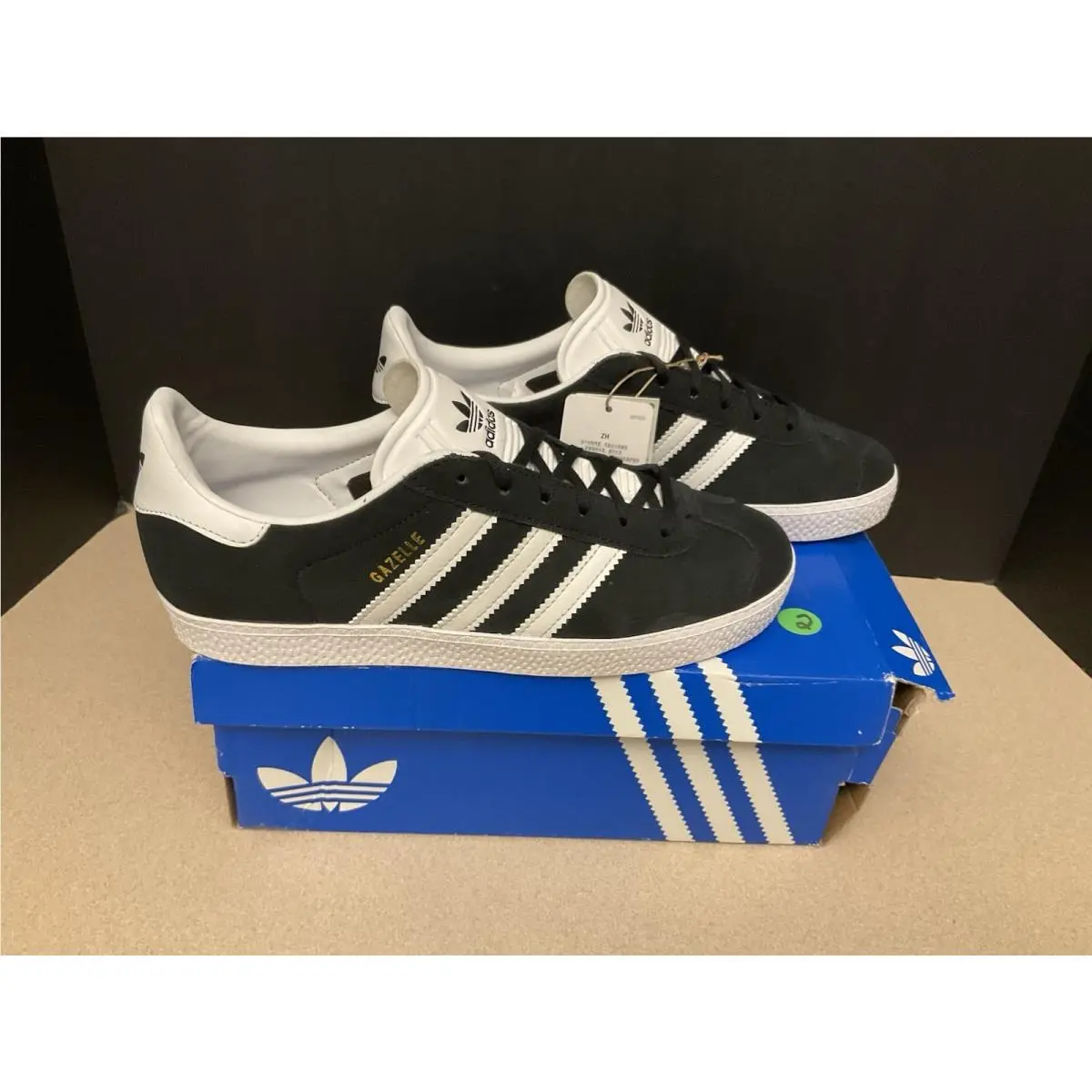 Adidas Gazelle Black/white/gold Athletic Shoes. Youths 7Y. Womens 8
