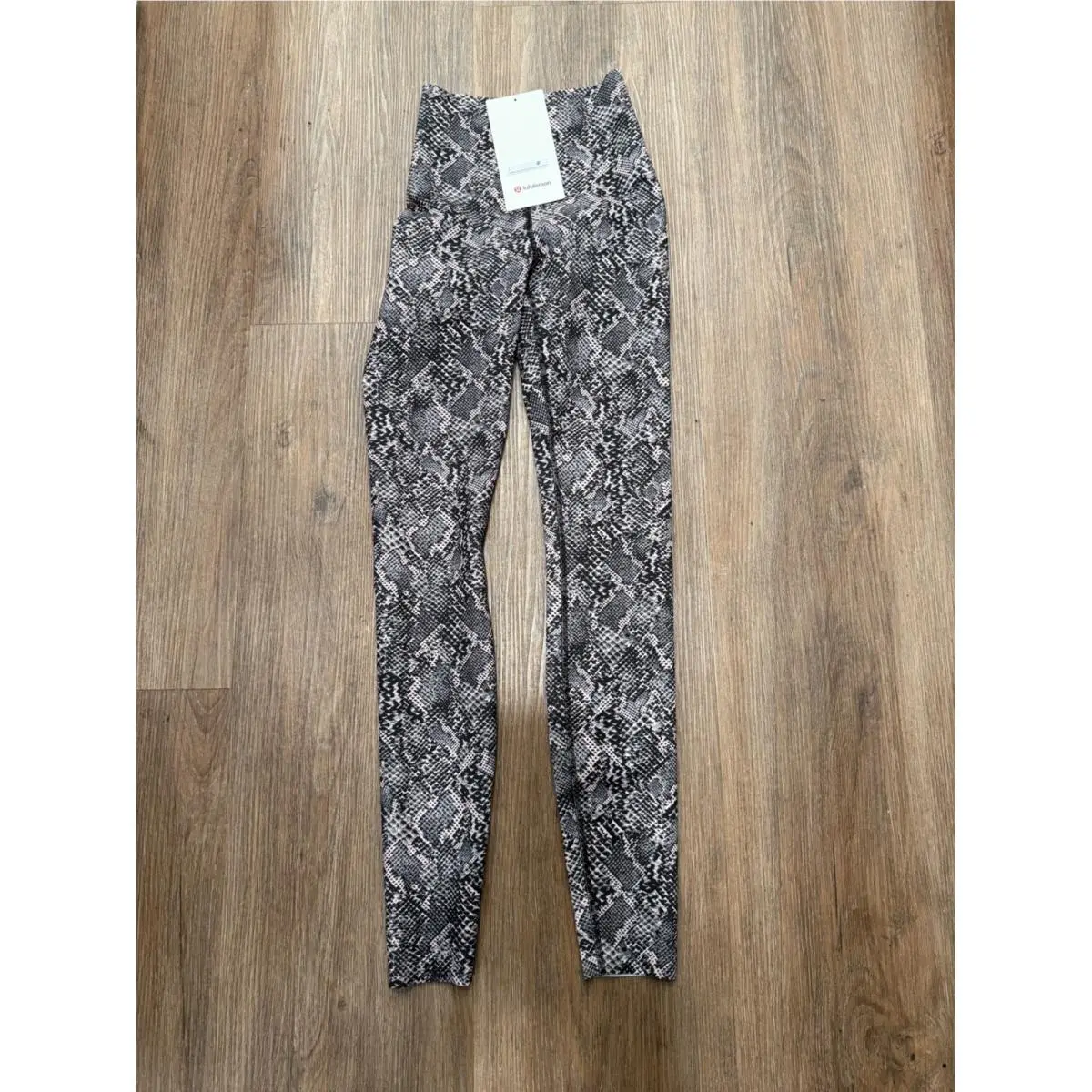 Lululemon Glow Up Shr Tight 28 Snakeskin Print Gray Black LW5IC1S Womens 0