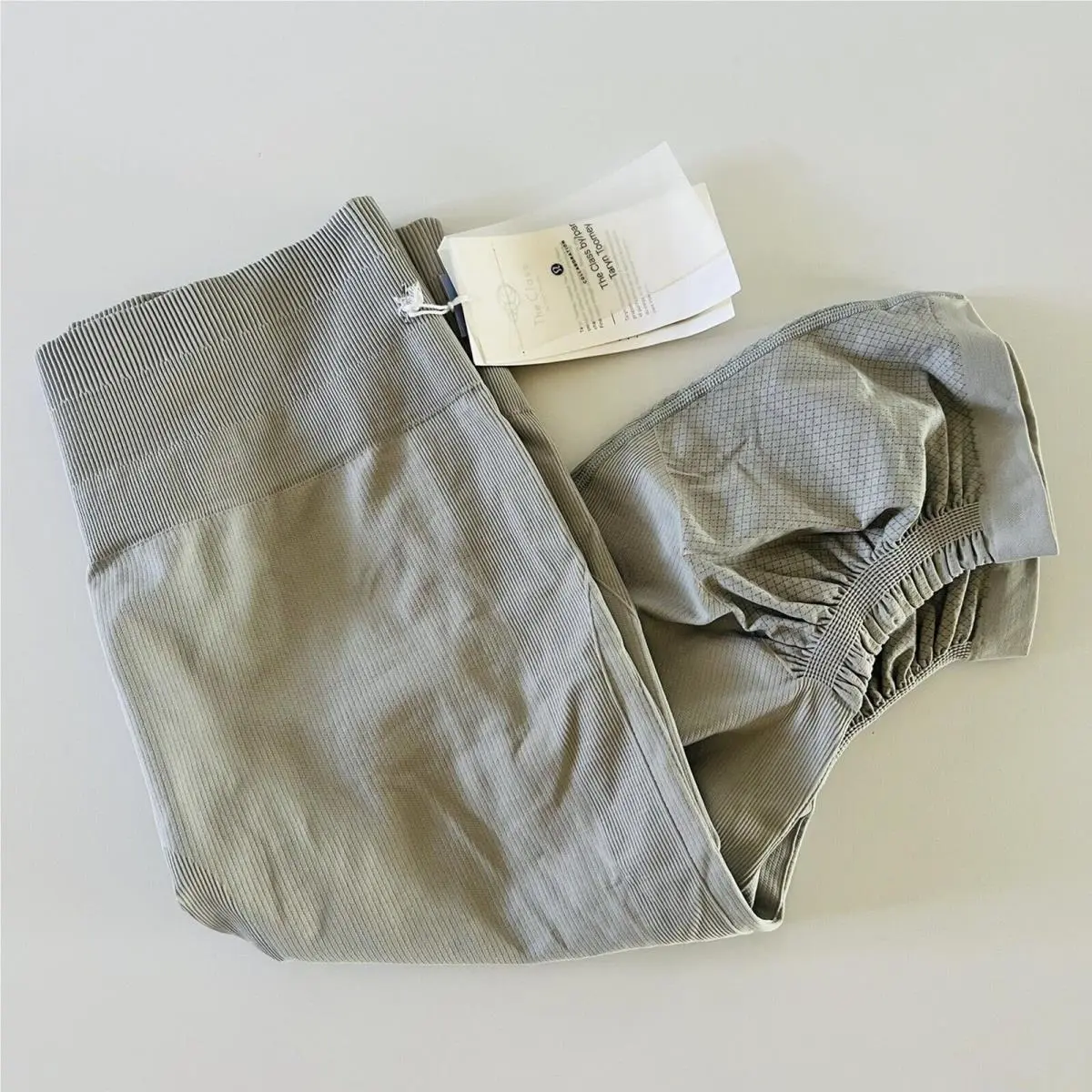 Lululemon Athletica Ice Grey Awakening Crop Taryn Toomey 17 Leggings - US 12