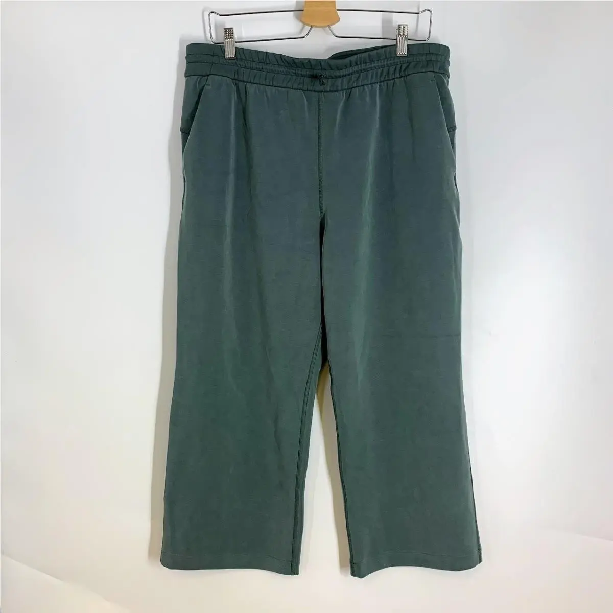 Lululemon Women`s Softstreme High-rise Elastic Waist Straight Leg Crop Size 14