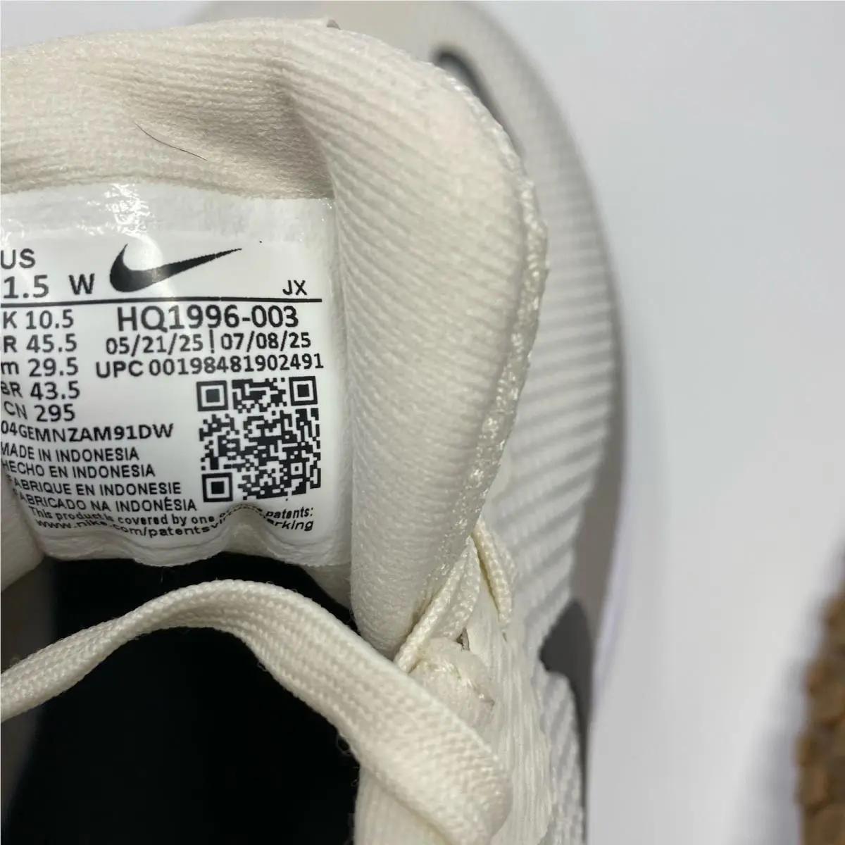 Nike shoes - White (UPC: 198481902491) 1