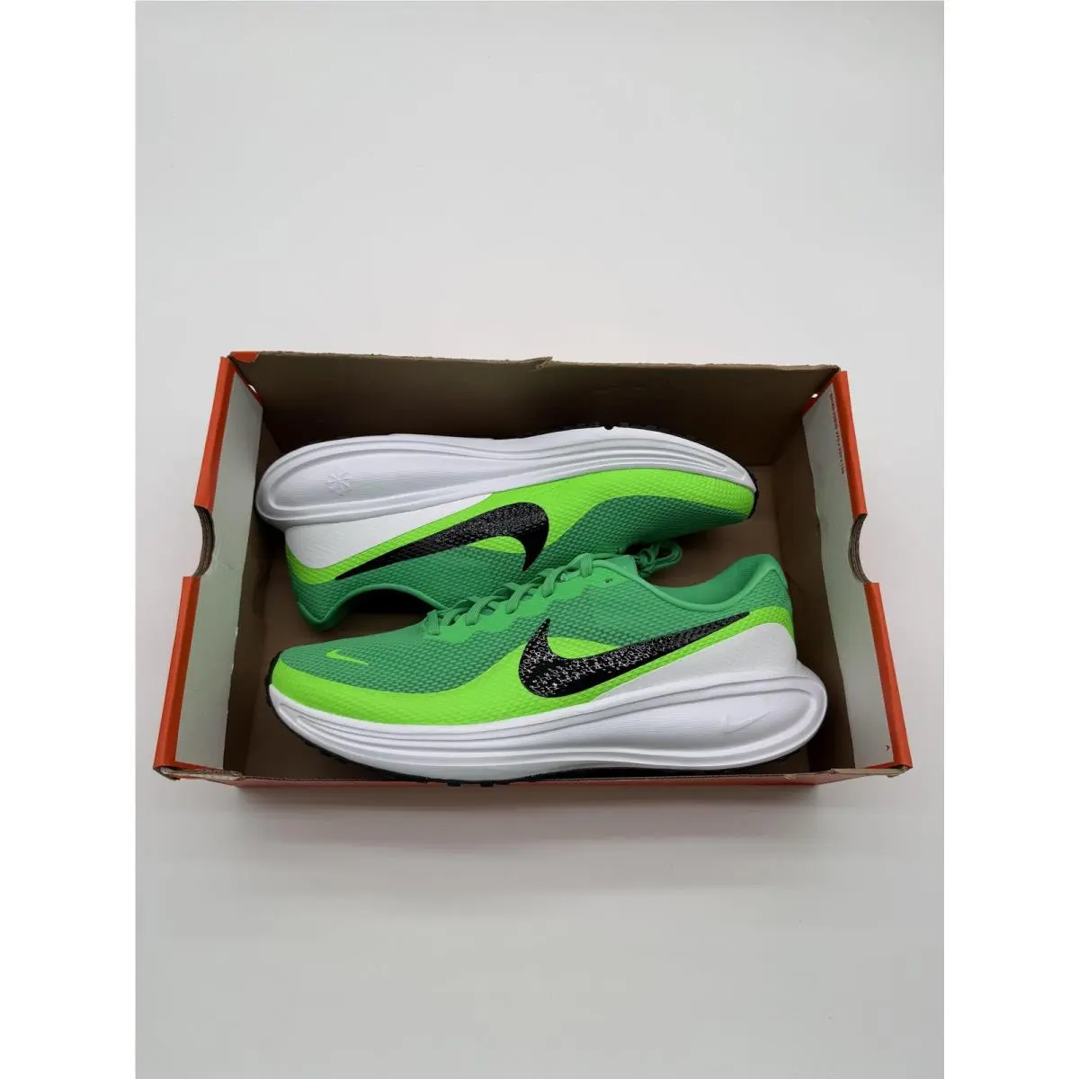 Nike Revolution 8 Shoes Men`s Size 12 Green Running Sneakers HJ9198 301