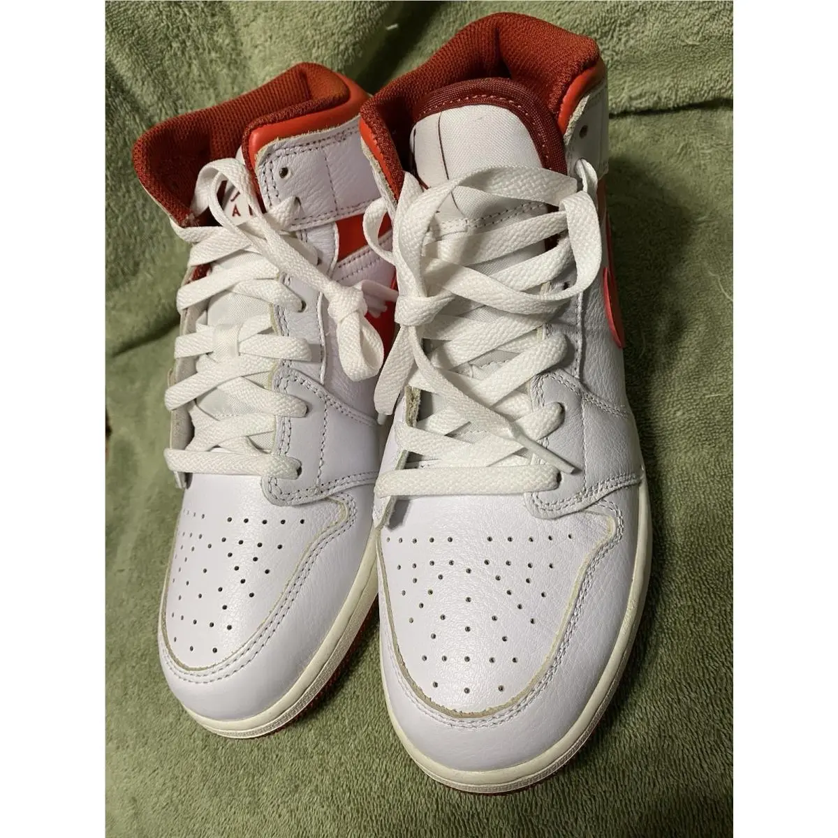 Size 6.5Y  Air Jordan 1 Mid SE GS by Nike