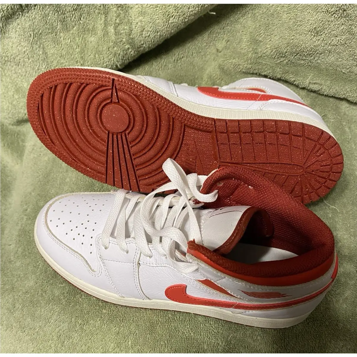 Nike shoes - Air Jordan 1 Mid SE - Red 0
