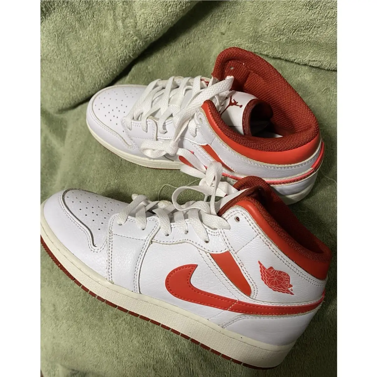 Nike shoes - Air Jordan 1 Mid SE - Red 1