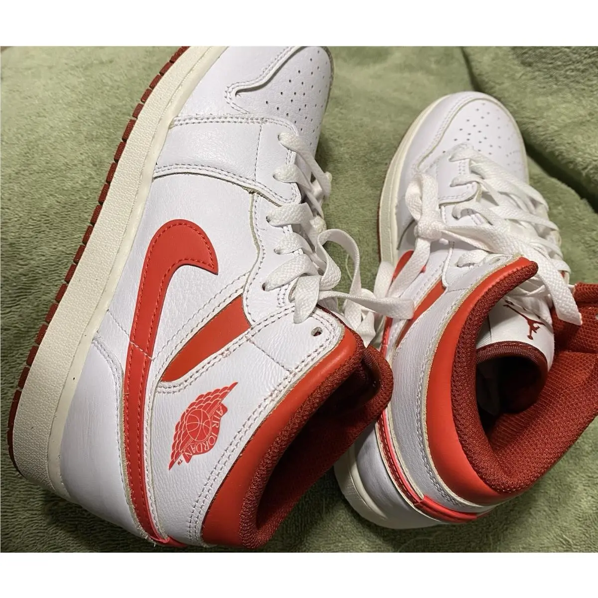 Nike shoes - Air Jordan 1 Mid SE - Red 2