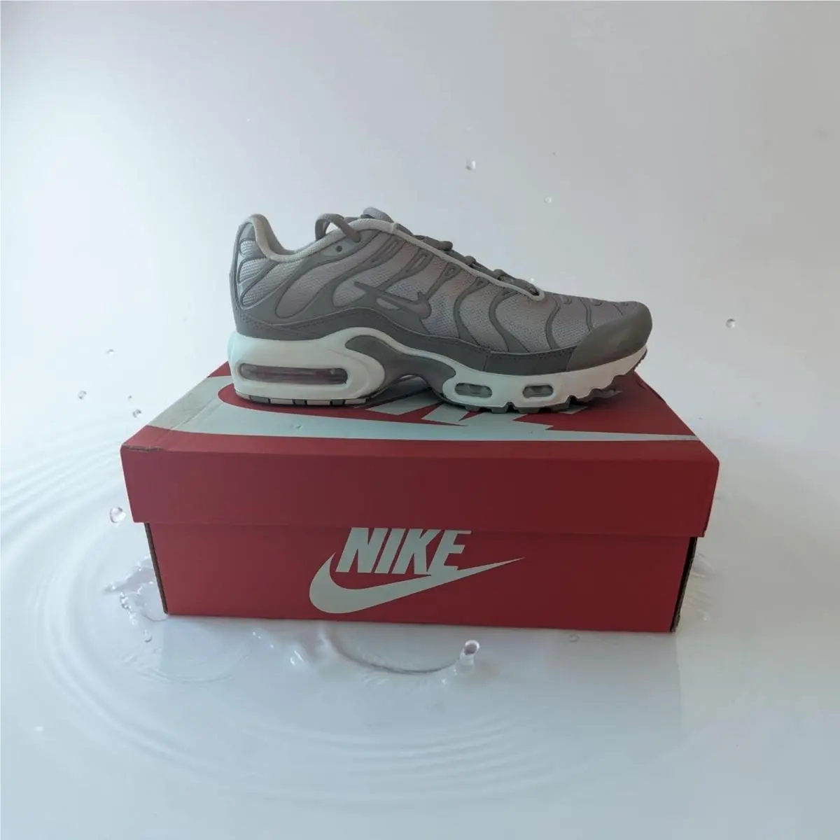 Nike Air Max Plus Kids Tuned Grey Silver Cool Monochrome Running Shoe Size 5.5Y