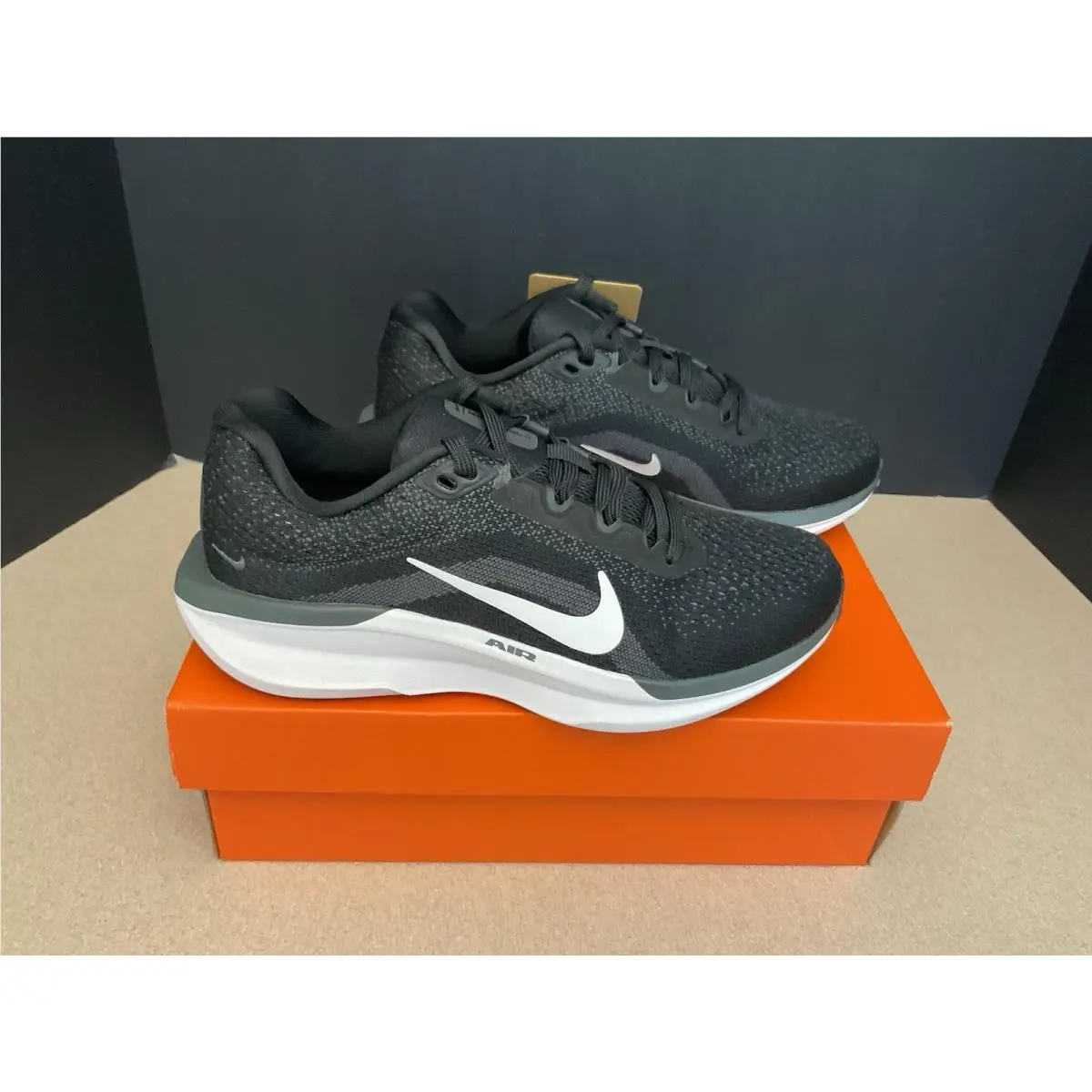 Womens  Air Winflo 11 Black/white Athletic Shoes. Size 6. Nice Shoes by Nike
