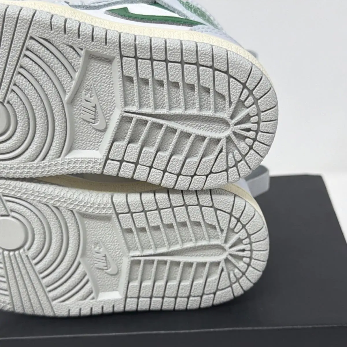 Nike shoes - Jordan 1 - DQ8425 142 - White 19