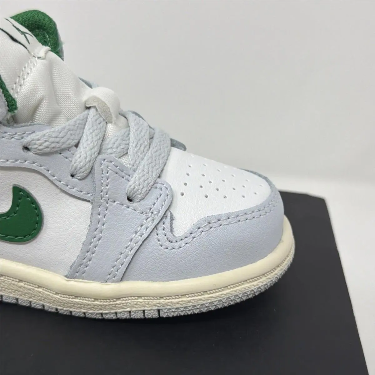 Nike shoes - Jordan 1 - DQ8425 142 - White 1