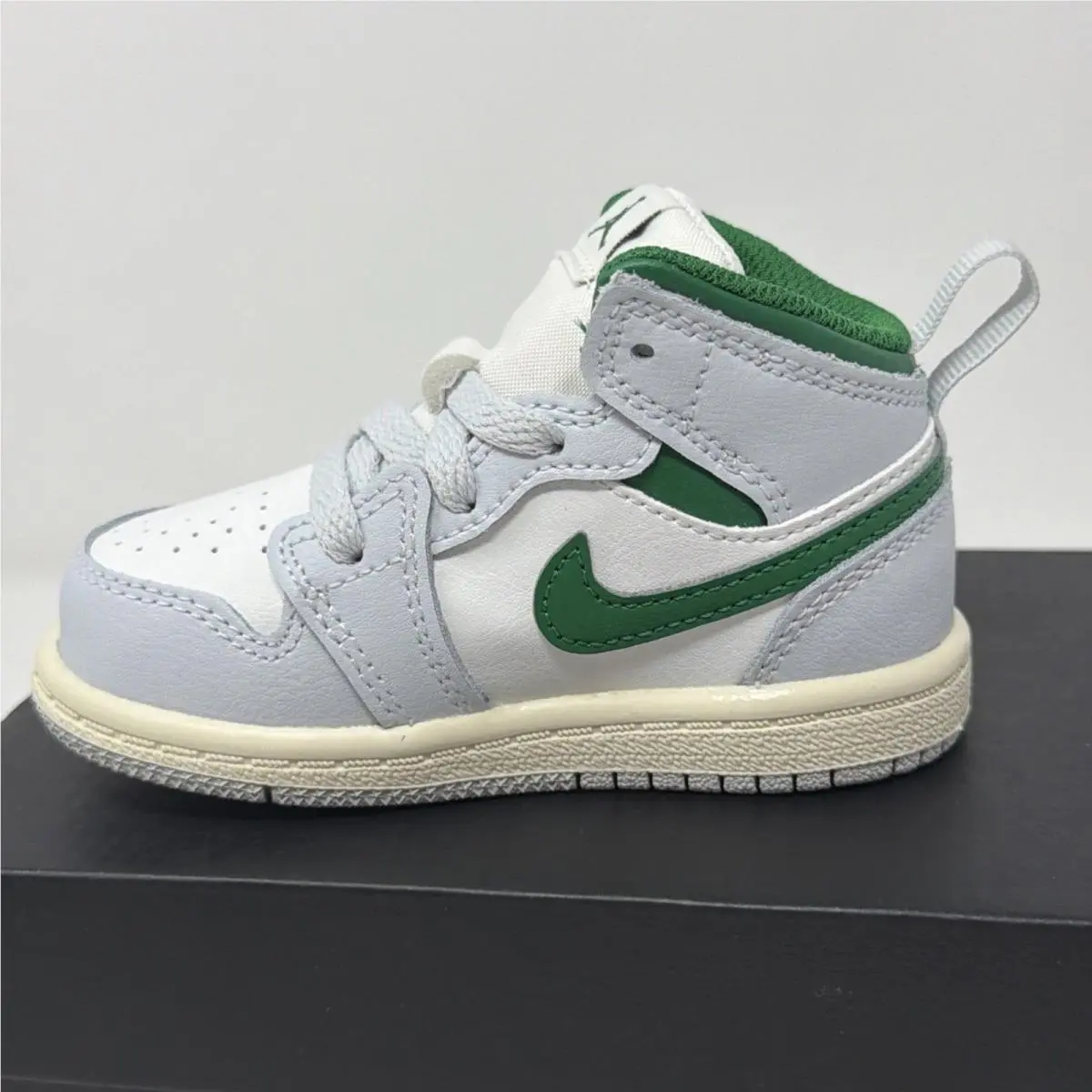 Nike shoes - Jordan 1 - DQ8425 142 - White 3