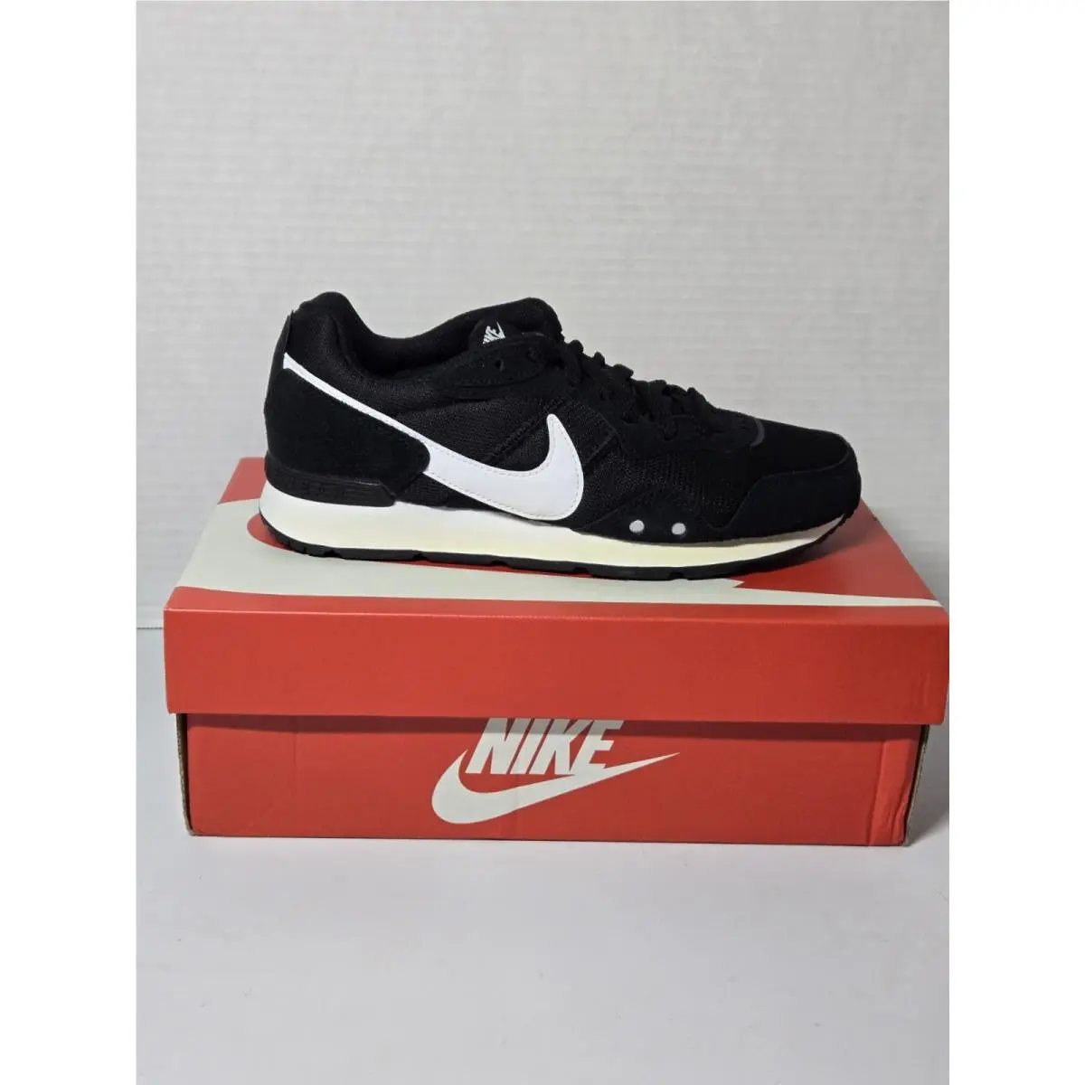 Wm Nike Venture Runner Running Shoes Black White Mesh/suede CK2948-001 Size M6.5