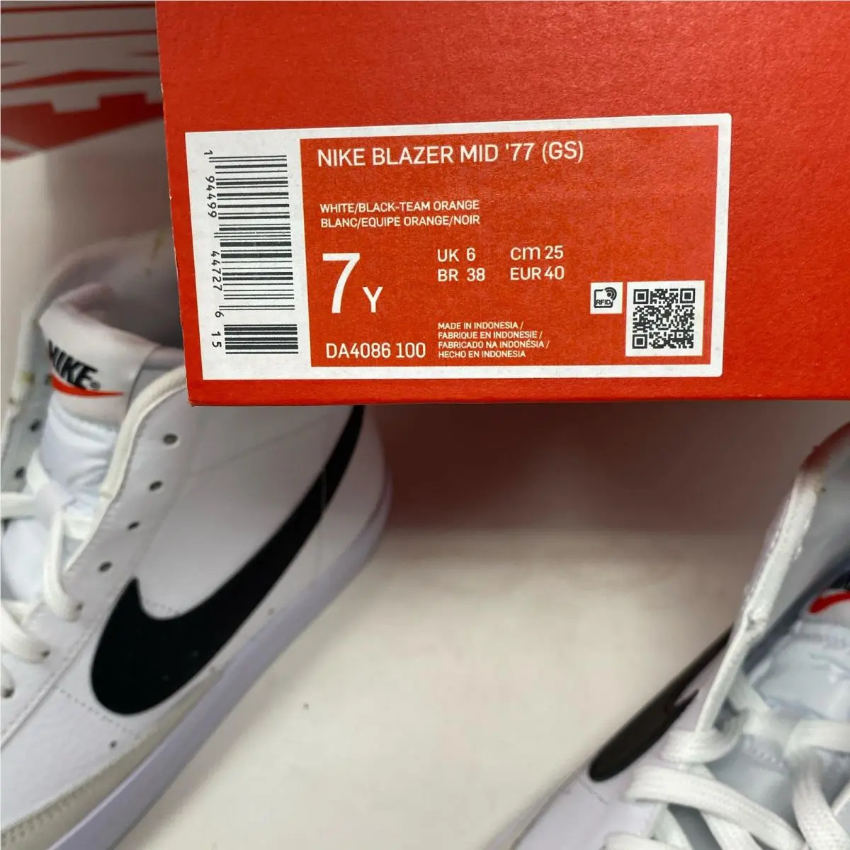 Nike shoes - White/Black (UPC: 194499447276) 1
