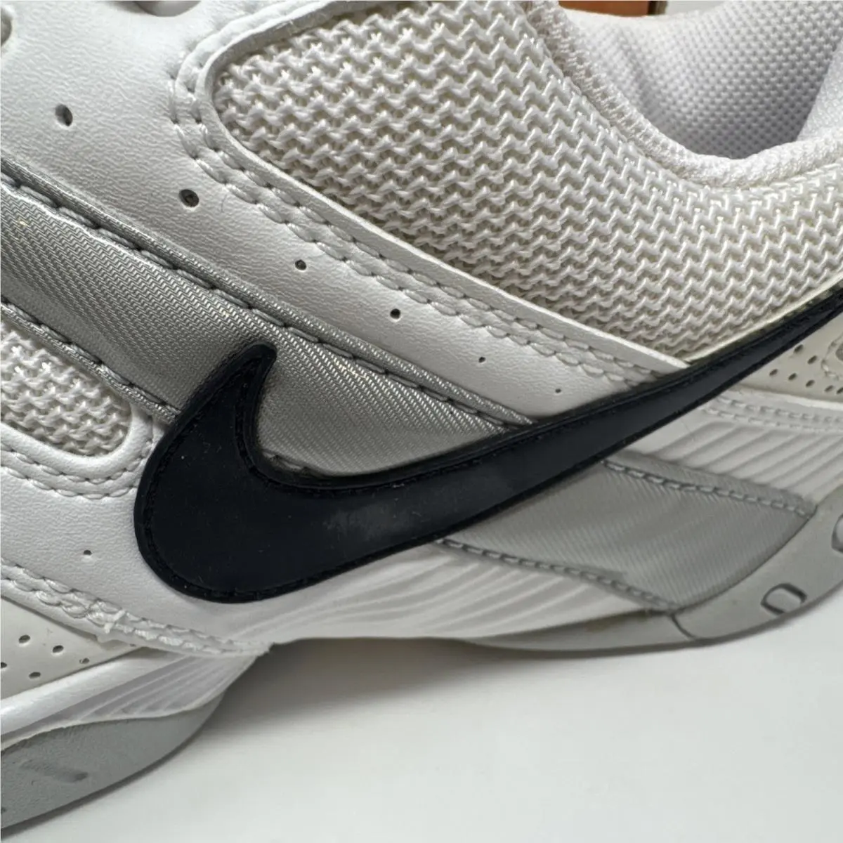 Nike shoes - 313589101 - 313589-101 - White (UPC: 882801322778) 1