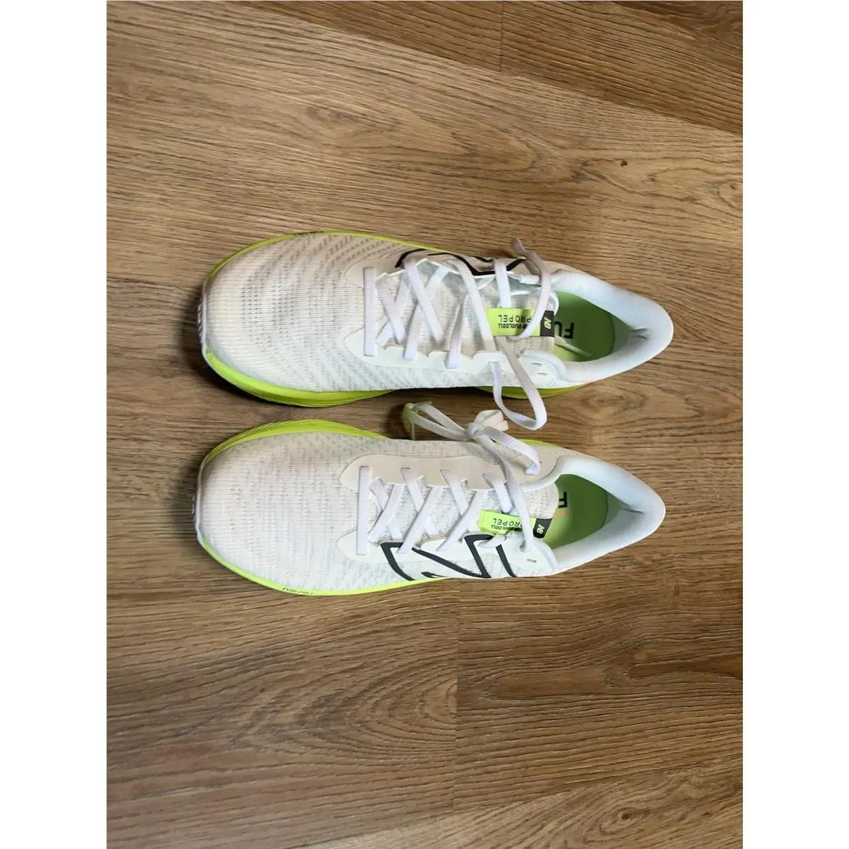 New Balance shoes - new balance Fuel Cell v4 - White Green 9