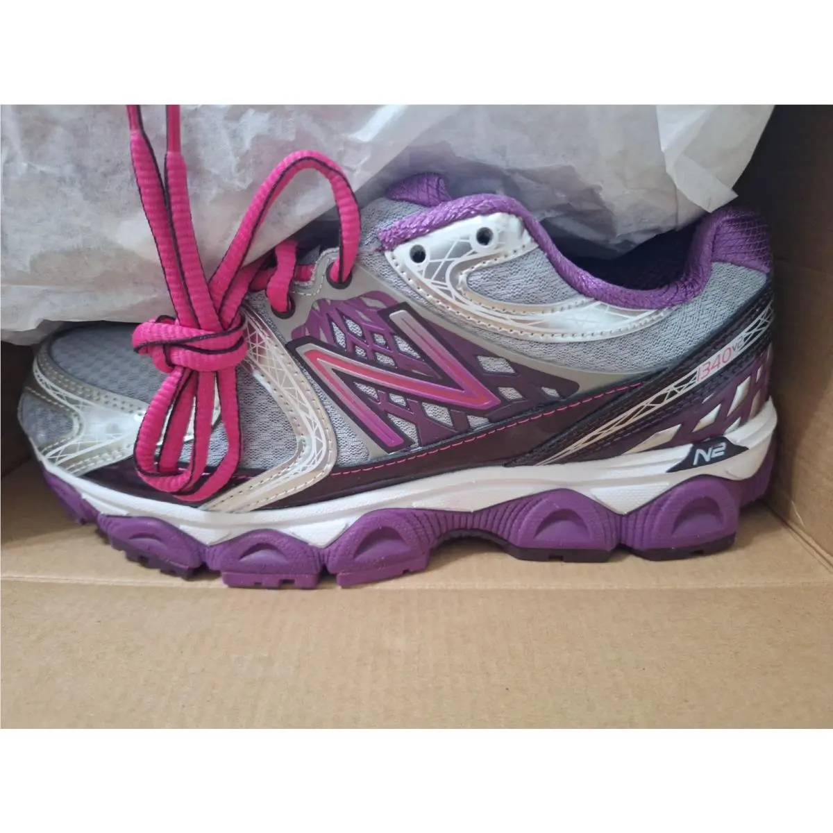 New Balance Women’s Running Shoe Sneakers Sz 7.5 Silver Pink Purple