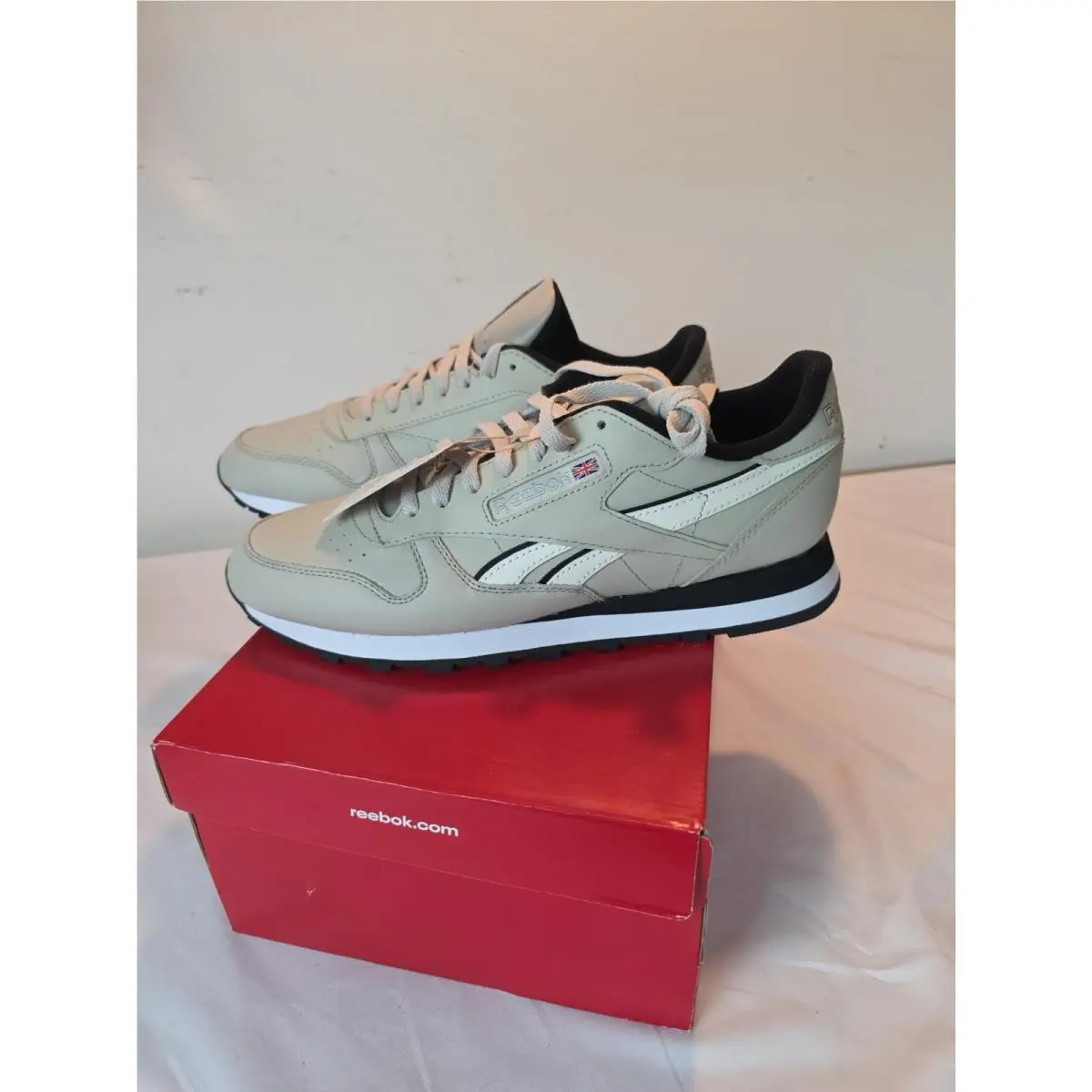 Reebok CL Classic Leather Men`s 11 Women’s 12.5 Beige Running Unisex Shoe